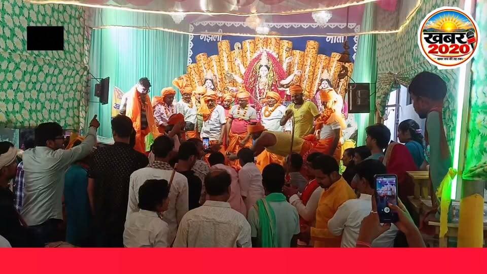 पटना राजधानी के मनेर में देवी के जयकारों के साथ महानवमी पर दी गई बेल की बलि, बेल की बलि देने की परंपराओं को देखने के लिए उमड़ी लोगों की भीड़, लड़कियां एवं छात्राओं ने अखाड़ा में तलवारबाजी सहित अपने कई कलाओं को किया प्रदर्शित. #MahanavamiDussehra #SacrificialOffering #devijaikaro #manerpatna #AkhadaSwordsmanship #durgapuja #trendingvideo #letestnews
