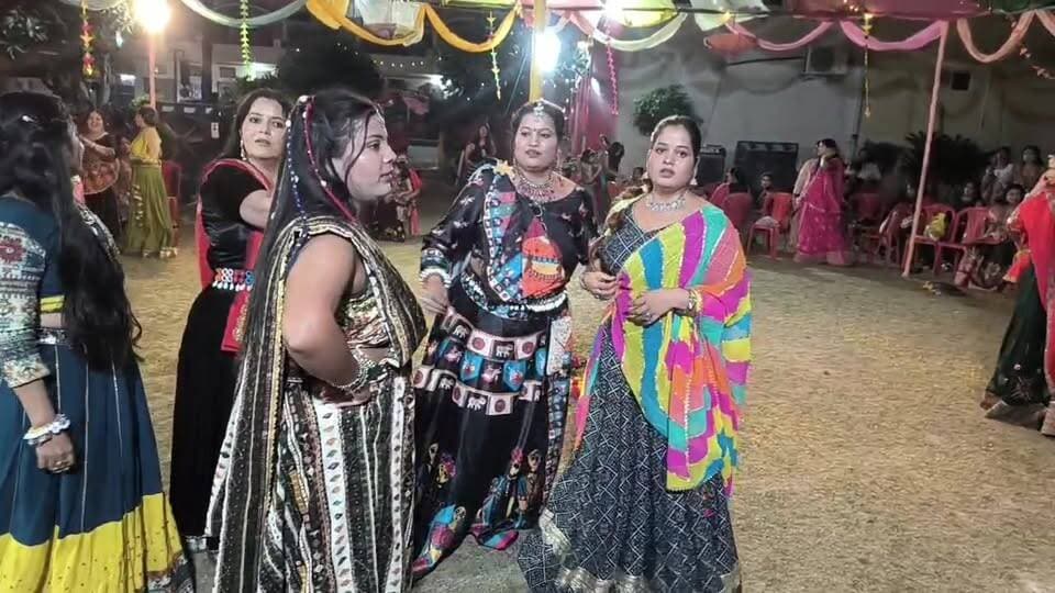 सिर्फ महिलाओं के लिए आयोजित गरबा-डांडिया में रंगारंग प्रस्तुति देतीं युवतियां। मुरैना के गंगा पब्लिक स्कूल में यह आयोजन रागिनी योगा क्लास द्वारा किया जा रहा है👇