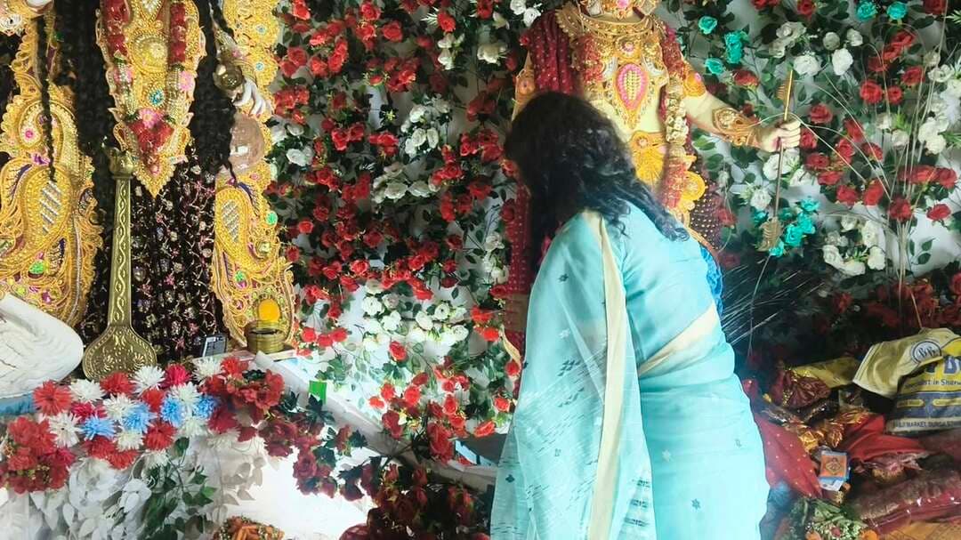 ठाकुरबाड़ी पूजा पंडाल पहुंचीं डीएम, सुरक्षा व्यवस्था का लिया जायजा
श्रद्धालुओं की सुविधा और सुगम आवागमन सुनिश्चित करने का निर्देश, जिलावासियों को दी दुर्गा पूजा की शुभकामनाएं
जहानाबाद : दुर्गा पूजा के अवसर पर सोमवार को जिला पदाधिकारी छिरिङ वाई भूटिया ने शहर के ठाकुरबाड़ी स्थित दुर्गा पूजा पंडाल का निरीक्षण किया। इस दौरान उन्होंने विधि-व्यवस्था, सुरक्षा इंतजाम और श्रद्धालुओं की सुविधाओं का जायजा लिया। निरीक्षण के क्रम में पंडाल और आसपास के क्षेत्रों में प्रतिनियुक्त दंडाधिकारी, पुलिस पदाधिकारी एवं जवान अपने निर्धारित स्थलों पर तैनात मिले। श्रद्धालु शांतिपूर्ण माहौल में मां दुर्गा के दर्शन कर रहे थे।
डीएम ने प्रतिनियुक्त अधिकारियों और पुलिसकर्मियों को पूरी सतर्कता एवं मुस्तैदी के साथ ड्यूटी करने का निर्देश दिया। उन्होंने कहा कि पूजा के दौरान श्रद्धालुओं की सुरक्षा और सुगम आवागमन सुनिश्चित करना प्रशासन की प्राथमिकता है। जिले में शांति, सौहार्द और विधि-व्यवस्था बनाए रखने के लिए सभी अधिकारी सजग रहें।
इस अवसर पर डीएम एवं जिला प्रशासन की ओर से जिलावासियों को दुर्गा पूजा की हार्दिक शुभकामनाएं दी गईं। उन्होंने लोगों से आपसी भाईचारे और सौहार्दपूर्ण वातावरण में पर्व मनाने तथा प्रशासन द्वारा जारी दिशा-निर्देशों का पालन करने की अपील की।