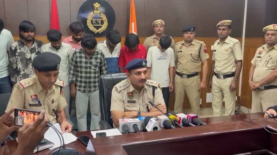 पानीपत पुलिस
19 अक्तूबर 2026
पानीपत, 19 अक्तूबर। थाना शहर प्रभारी सब इंस्पेक्टर कटार सिंह ने बताया कि थाना शहर पुलिस ने कोर्ट परिसर की पार्किंग में तीन दोस्तों पर डंडों से वार कर जानलेवा हमला करने वाले 8 आरोपियों को रविवार को गिरफ्तार किया। आरोपियों की पहचान सुमित उर्फ मीतू पुत्र भीम सिंह निवासी खुखराना, रोहित पुत्र सुरेश निवासी सुताना पानीपत, जतिन उर्फ बच्ची पुत्र जय प्रकाश निवासी राहडा करनाल, विलास राज उर्फ भोला पुत्र रामजवारी निवासी उंटला पानीपत, अंकुश उर्फ गोपी पुत्र राजवीर निवासी उंटला, सोहिल खान पुत्र सिकंदर निवासी थिराना, कुनाल उर्फ लीला पुत्र संजय निवासी सुताना व सिद्धार्थ उर्फ सिद्धू पुत्र सुलतान निवासी उंटला के रूप में हुई है। इनसे दो बाइक व 8 डंडे बरामद किए। सोमवार को माननीय न्यायालय में पेश किया गया जो आरोपी को बंद ज्यूडिशियल जेल भेजा गया। सभी आरोपियों के खिलाफ अन्य अभियोग भी दर्ज है।
दिनांक 9 अक्तूबर 2026 को दो आरोपियों को गिरफतार किया जा चुका है।
थाना शहर में अमित पुत्र रोहताश निवास कवि ने पुलिस को दी शिकायत में बताया था कि वह 8 अक्तूबर को वह अपने साथी जगत, जगदीप, नईम और अक्षय के साथ जिला कचहरी पानीपत में पेशी पर आया था। पेशी के बाद वे बाहर निकलकर वकीलों के चैंबर के पीछे जा रहे थे तो जतिन उर्फ काटा पुत्र बिल्लू निवासी कवि, सुमित पुत्र भीम सिंह निवासी खुखराना, शुभम भट्टी व वैभव निवासी मतलौडा तथा 8-10 अन्य लड़कों ने मिलकर उनका रास्ता रोक लिया। आरोपियों ने उस पर तथा अक्षय उर्फ जोन्टी और नईम पर डंडों से हमला कर दिया। आरोपियों ने नईम व अक्षय उर्फ जोंटी की नीचे गिराकर डंडो से वार कर चोटे मारी। इस दौरान आरोपी जतिन उर्फ काटा ने अक्षय के गले से 2 तोले सोने की चेन भी छीन ली। चोट मारकर सभी आरोपी उन्हें जान से मारने की धमकी देकर मौके से फरार हो गए। थाना शहर में अमित की शिकायत पर बीएनएस की संबंधित धाराओं में अभियोग दर्ज कर पुलिस ने मामले की जांच व आरोपियों की धरपकड़ के प्रयास शुरू कर दिए थे।