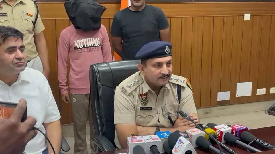 पानीपत पुलिस
19 अक्तूबर 2026
पानीपत, 19 अक्तूबर। पुलिस अधीक्षक श्रीमती मेधा भूषण आईपीएस के नेतृत्व में एंटी व्हीकल थेप्ट पुलिस टीम ने बाइक चोरी करने वाले आरोपी को रविवार को गिरफ्तार किया। आरोपी की पहचान दीपक पुत्र धर्मबीर निवासी पंसारियान मोहल्ला अटल विहार गुड़ मंडी शामली यूपी हाल गली नंबर 3 कृष्णा गार्डन पानीपत के रूप में हुई है।
डीएसपी मुख्यालय श्री विकास कुमार ने प्रेसवार्ता में बताया कि थाना औद्योगिक सेक्टर 29 में आजाद पुत्र नफे सिंह ने शिकायत देकर बताया था कि मैं प्लाट नंबर 41 सेक्टर-29 पार्ट-1 में मशीन चलाने का काम करता हूं। 31 अगस्त 2026 को समय करीब 9 AM पर मैं अपनी मोटर साइकिल एचएफ डिलक्स रंग लाल काला पर ड्यूटी के लिए आया था। बाइक गेट के पास खड़ी करके ड्यूटी के लिए अंदर चला गया। शाम 4 बजकर 15 मिनट पर मैने बाहर आकर देखा मेरी मोटर साइकिल वहा पर नहीं मिली। जिसको मैने काफी तलाश किया। लेकिन मेरी बाइक नहीं मिली। कोई नामपता नामालुम व्यक्ति मेरी मोटर साइकिल को चोरी करके ले गया। आजद पुत्र नफे सिंह की शिकायत पर थाना औद्योगिक सेक्टर-29 में अभियोग अंकित कर आगामी कार्रवाई अमल में लाई गई थी।
आरोपी दीपक पुत्र धर्मबीर निवासी पंसारियान मोहल्ला अटल विहार गुड़ मंडी शामली यूपी हाल गली नंबर 3 कृष्णा गार्डन पानीपत से बाइक चोरी की 4 अन्य वारदातों का खुलासा हुआ, आरोपी से 4 बाइक बरामद हुई है। आरोपी को सोमवार को माननीय न्यायालय में पेश करके जहा से बंद ज्यूडिशियल जेल भेजा गया।।