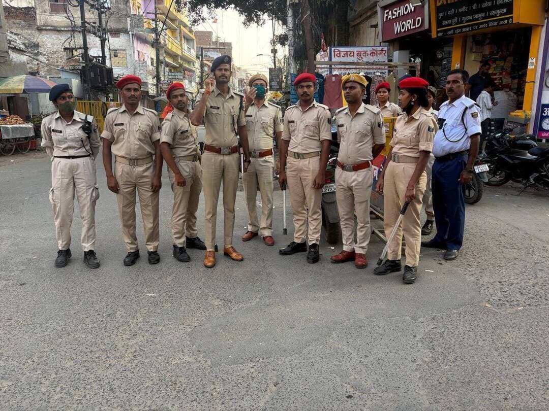 महानवमी पर मुजफ्फरपुर में सुरक्षा के कड़े इंतजाम, पूजा पंडालों से सड़कों तक पुलिस तैनात
एसएसपी खुद संभाल रहे सुरक्षा की कमान, भीड़ और यातायात नियंत्रण पर विशेष नजर
दुर्गा पूजा की महानवमी पर श्रद्धालुओं की भारी भीड़ को देखते हुए मुजफ्फरपुर पुलिस पूरी तरह अलर्ट मोड में है। शहर के विभिन्न पूजा पंडालों और मंदिरों में मां दुर्गा के दर्शन के लिए श्रद्धालुओं की भीड़ उमड़ रही है। इसे देखते हुए सुरक्षा व्यवस्था के साथ यातायात और भीड़ नियंत्रण के लिए विशेष इंतजाम किए गए हैं।
एसएसपी के निर्देश पर शहर के प्रमुख पूजा पंडालों, चौक-चौराहों और सड़कों पर पुलिस जवानों की तैनाती की गई है। भीड़भाड़ वाले पूजा पंडालों के बाहर पुलिसकर्मियों को विशेष रूप से मुस्तैद रखा गया है, ताकि श्रद्धालुओं को दर्शन के दौरान किसी तरह की परेशानी न हो और यातायात व्यवस्था सुचारू बनी रहे।
एसएसपी खुद विभिन्न पूजा पंडालों का निरीक्षण कर सुरक्षा व्यवस्था का जायजा ले रहे हैं। पुलिस अधिकारियों को भीड़ पर नजर रखने और किसी भी आपात स्थिति से निपटने के लिए सतर्क रहने का निर्देश दिया गया है।
महानवमी पर उमड़ने वाली भीड़ को देखते हुए पुलिस प्रशासन सुरक्षा व्यवस्था बनाए रखने के लिए लगातार निगरानी कर रहा है।