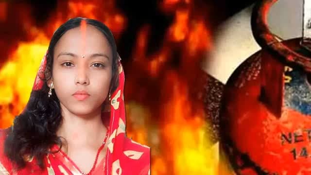 Gas Cylinder Blast: दुर्गापूजा के प्रसाद बनाते समय फटा सिलिंडर, चाची-भतीजी की दर्दनाक मौत
गिरिडीह। दुर्गापूजा की खुशियों के बीच एक दर्दनाक खबर आ रही है। झारखंड के गिरिडीह जिले में दुर्गापूजा की तैयारियों के बीच एक दर्दनाक हादसा हो गया। धनवार प्रखंड के मनगसो गांव में रविवार शाम घर में प्रसाद बनाते समय पांच किलो के छोटे गैस सिलिंडर में आग लग गई। देखते ही देखते सिलिंडर जोरदार धमाके के साथ फट गया। इस हादसे में 26 वर्षीय कविता देवी और उनकी पांच वर्षीय भतीजी सीतल कुमारी की मौत हो गई। घटना के बाद परिवार में चीख-पुकार मच गई, वहीं पूरे गांव में शोक की लहर दौड़ गई।
प्रसाद बनाते समय सिलिंडर में लगी आग
घटना को लेकर मिली जानकारी के मुताबिक, घटना रविवार शाम करीब छह बजे जरीसिंगा पंचायत के मनगसो गांव में हुई। कविता देवी घर में दुर्गापूजा के लिए प्रसाद तैयार कर रही थीं। इसी दौरान पांच किलो के छोटे गैस सिलिंडर में अचानक आग लग गई।सिलिंडर से लपटें उठती देख घर में मौजू
