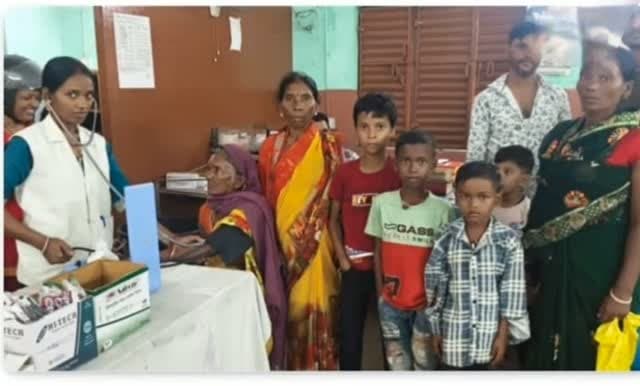 झारखंड लातेहार में मधुमक्खी के हमले से चार की मौत
झारखंड लातेहार: मधुमक्खियों के हमले की दो अलग-अलग घटनाओं में तीन बच्चे सहित चार लोगों की मौत हो गई है। बालूमाथ में छह वर्षीय आर्यन कुमार मधुमक्खियों के हमले के बाद इलाज के दौरान दम तोड़ दिया। इसके अलावा चार अन्य लोग घायल हो गए।
महुआ टांड प्रखंड के खबरतला गांव में 25 सितंबर को हुए मधुमक्खी हमले में घायल तीन बच्चों का इलाज के दौरान निधन हो गया। इन घटनाओं ने ग्रामीण इलाकों में मधुमक्खी के हमले से सुरक्षा और समय पर इलाज की आवश्यकता को पुनः उजागर कर दिया है।