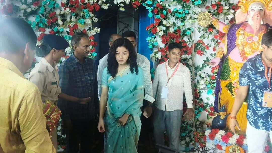 🌺 दुर्गा पूजा के अवसर पर जिला पदाधिकारी ने ठाकुरबाड़ी दुर्गा पूजा पंडाल का किया निरीक्षण
जिला पदाधिकारी, जहानाबाद श्रीमती छिरिङ वाई भूटिया द्वारा दुर्गा पूजा के अवसर पर ठाकुरबाड़ी स्थित दुर्गा पूजा पंडाल का भ्रमण कर विधि-व्यवस्था एवं सुरक्षा व्यवस्था का जायजा लिया गया।
निरीक्षण के दौरान प्रतिनियुक्त दंडाधिकारियों एवं पुलिस पदाधिकारियों की उपस्थिति की समीक्षा की गई। जिला पदाधिकारी के निर्देशानुसार प्रतिनियुक्त दंडाधिकारी एवं पुलिस बल अपने निर्धारित स्थलों पर उपस्थित पाए गए तथा जिले में श्रद्धालुओं द्वारा शांतिपूर्ण वातावरण में माँदुर्गा के दर्शन
🙏 जिला पदाधिकारी एवं समस्त जिला प्रशासन, जहानाबाद की ओर से सभी जिलावासियों को दुर्गा पूजा की हार्दिक शुभकामनाएँ।
जिला प्रशासन सभी श्रद्धालुओं से दुर्गा पूजा का पर्व शांति, सौहार्द एवं आपसी भाईचारे के साथ मनाने तथा प्रशासनिक दिशा-निर्देशों का पालन करने की अपील करता है।
जिला प्रशासन माँदुर्गा सभी जिलेवासियों के जीवन में सुख, शांति एवं समृद्धि प्रदान करें, की कामना करता है। 🌺
#दुर्गापूजा #शांतिएवंसौहार्द #जिलाप्रशासनजहानाबाद
#विकसितभारत_समृद्धबिहार_आदर्शजहानाबाद