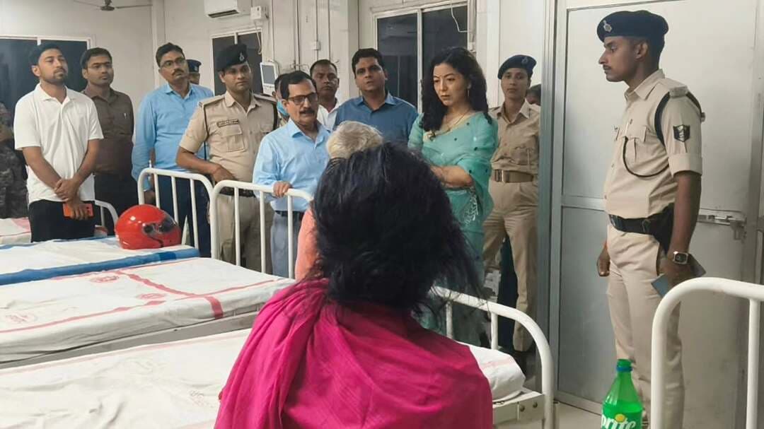 🏥 सदर अस्पताल का जिला पदाधिकारी ने किया औचक निरीक्षण; अनुपस्थित चिकित्सक एवं जीएनएम पर कार्रवाई के निर्देश!
🔹 जिला पदाधिकारी, जहानाबाद श्रीमती छिरिङ वाई भूटिया द्वारा सदर अस्पताल का औचक निरीक्षण कर चिकित्सकों की उपस्थिति, ड्यूटी रोस्टर एवं स्वास्थ्य सेवाओं का जायजा लिया गया।
⚠️ अनाधिकृत रूप से अनुपस्थित आयुष चिकित्सक डॉ. दिपांकर किशोर रंजन की वेतन वृद्धि रोकने एवं विभागीय कार्रवाई का प्रस्ताव भेजने तथा जीएनएम उषा कुमारी का वेतन स्थगित कर आवश्यक कार्रवाई करने के निर्देश दिए गए।
✅ कंट्रोल रूम एवं इमरजेंसी कक्ष में चिकित्सक उपस्थित पाए गए। जिला पदाधिकारी ने मरीजों से सीधे संवाद कर चिकित्सा सुविधाओं का फीडबैक लिया, जिस पर मरीजों ने संतोष व्यक्त किया।
➡️ जिला पदाधिकारी का स्पष्ट निर्देश—स्वास्थ्य सेवाओं में लापरवाही बर्दाश्त नहीं, गुणवत्तापूर्ण एवं समयबद्ध उपचार सुनिश्चित करें।
#सदरअस्पताल #स्वास्थ्यसेवा #औचकनिरीक्षण #जिलाप्रशासनजहानाबाद