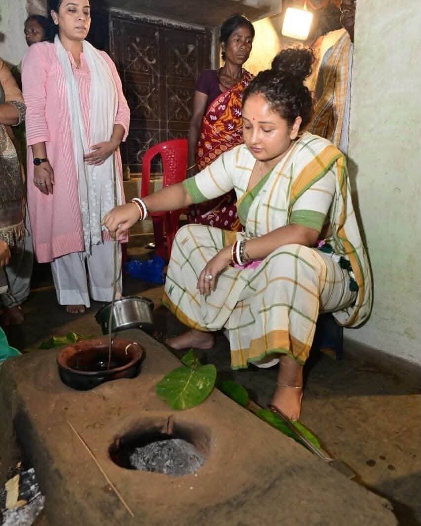 नेमरा में विधि-विधान करतीं कल्पना सोरेन
#KalpanaSoren #HemantSoren #RoopiSoren #Nemra #JharkhandNews #LoktantraBharat