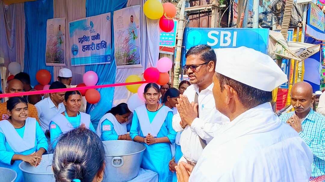 संत निरंकारी मिशन ने चांदनी चौक पर किया जल सेवा का आयोजन।
संत निरंकारी मिशन की ओर से दुर्गा पूजा के अवसर पर शेखपुरा शहर के चांदनी चौक पर जल सेवा का आयोजन किया गया। इस दौरान मिशन के सदस्यों ने लोगों को पानी पिलाकर सेवा और मानवता का संदेश दिया। इस अवसर पर संत निरंकारी मिशन के शेखपुरा मुखी सुरेंद्र मुखी ने बताया कि मिशन की ओर से दुर्गा पूजा, छठ पूजा और लक्ष्मी पूजा जैसे अवसरों पर जल सेवा का आयोजन किया जाता है। इसके माध्यम से लोगों की सेवा करने के साथ-साथ समाज में प्रेम, सद्भावना और भाईचारे की भावना को बढ़ावा दिया जाता है।संत निरंकारी मिशन केवल जल सेवा ही नहीं, बल्कि साफ-सफाई अभियान और रक्तदान जैसे सामाजिक कार्यों में भी सक्रिय भूमिका निभाता है। समय-समय पर लोगों को मिशन से जोड़कर मानव सेवा के प्रति जागरूक किया जाता है।
सुरेंद्र मुखी ने कहा कि मिशन का मुख्य उद्देश्य सद्भावना,आपसी भाईचारे और प्रेमभाव के संदेश को जन-जन तक पहुंचाना है। मानवता की सेवा करना ही सच्ची सेवा है। ऐसे आयोजनों से समाज में सहयोग और आपसी सौहार्द की भावना मजबूत होती है। कार्यक्रम के दौरान इक तू ही निरंकार,धन निरंकार जी के जयघोष के साथ सेवा भाव का संदेश दिया गया।
इस अवसर पर सुरेंद्र मुखी, हरि किशोर धारी, संदीप कुमार, धर्मराज राम, महेंद्र साव, कोमल कुमारी, कृष्णा कुमार, पायल कुमारी, रूबी देवी, अर्चना कुमारी, संगीता देवी, कुमारी ममता सिन्हा, राम दुलारी देवी सहित मिशन के अन्य सदस्य उपस्थित रहे।