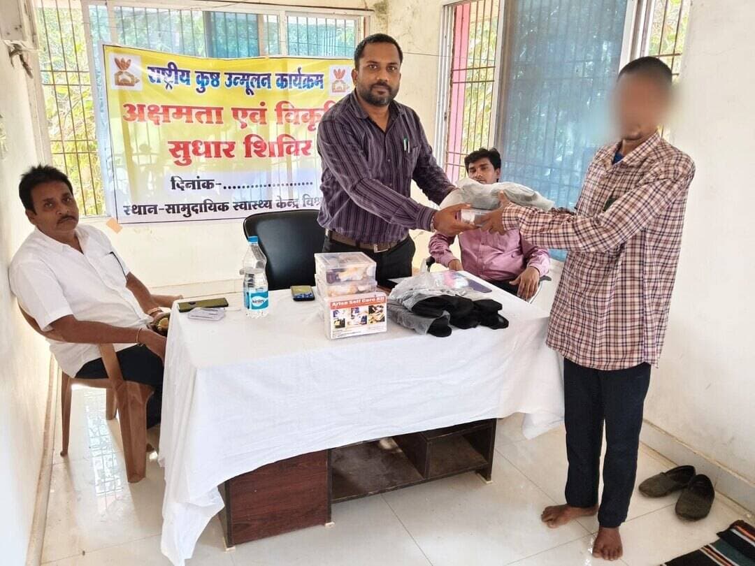 सेवा संकल्प अभियान: कुष्ठ प्रभावित मरीजों को मिला सहारा
विश्रामपुरी में आयोजित अक्षमता एवं विकृति सुधार शिविर में 10 कुष्ठ प्रभावित मरीजों को एमसीआर चप्पल एवं सेल्फ केयर किट वितरित की गई। साथ ही उन्हें नियमित स्व-देखभाल और शारीरिक विकृति से बचाव के लिए आवश्यक प्रशिक्षण दिया गया।
स्वास्थ्य विभाग की यह पहल मरीजों को सुरक्षित देखभाल के प्रति जागरूक करने और उनके जीवन को बेहतर बनाने की दिशा में महत्वपूर्ण कदम है।
#MawaKondanaar #संवर_रहा_छत्तीसगढ़ #सेवा_संकल्प_अभियान
