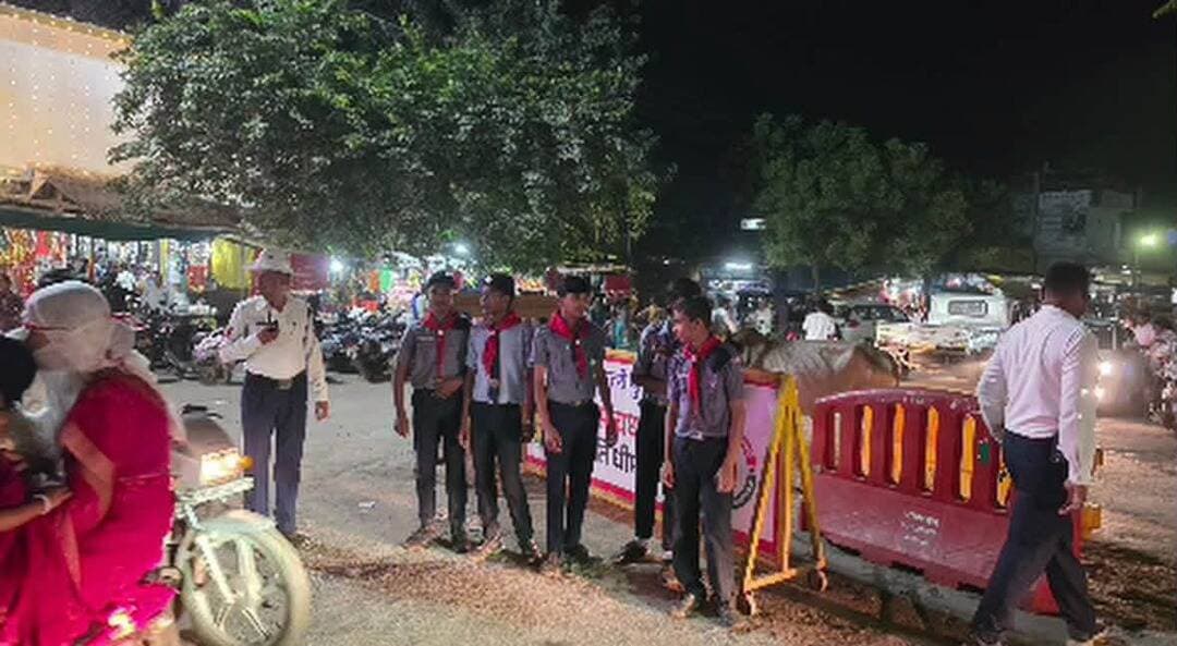 सड़क दुर्घटनाओं पर अंकुश लगाने, यातायात नियमों के पालन को बढ़ावा देने और नागरिकों में सुरक्षित यातायात के प्रति जिम्मेदारी विकसित करने के उद्देश्य से धमतरी शहर में यातायात पुलिस के सहयोग के लिए एनसीसी (राष्ट्रीय कैडेट कोर) स्काउट गाइड और एनएसएस (राष्ट्रीय सेवा योजना) के कैडेट सक्रिय भूमिका निभा रहे हैं। शहर के प्रमुख चौक-चौराहों और मार्गों, धार्मिक स्थलों पर कैडेट वाहन चालकों को यातायात नियमों की जानकारी देकर उनका पालन करने के लिए प्रेरित कर रहे हैं।
#roadsafety #treficrules
#dhamtari #chhattisgarhi
DPR ChhattisgarhCMO Chhattisgarh
