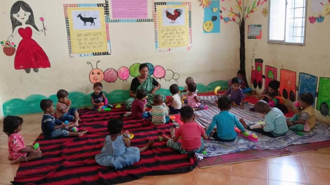 बच्चों के पोषण, देखभाल और शिक्षा का एकीकृत केंद्र बन रहे ‘लइका घर’
एक ही परिसर में प्रारंभिक बाल देखभाल, आंगनबाड़ी और विद्यालय की सुविधा से कुपोषण दूर करने तथा शाला त्याग की प्रवृत्ति रोकने की पहल
धमतरी जिले में 130 लइका घर संचालित, इस वर्ष 40 नए केंद्र शुरू करने की योजना
#LaikaGhar #Dhamtari #ChildCare #NutritionMatters #ChildDevelopment
Department of Women & Child Development, Government of Chhattisgarh CMO Chhattisgarh DPR Chhattisgarh