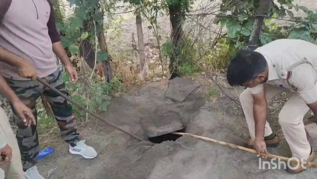 धौलपुर: धौलपुर में अवैध शराब के खिलाफ पुलिस की बड़ी कार्रवाई, 5000 लीटर वॉश और 15 भट्टियां नष्ट