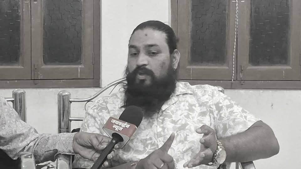 कुंठवा पंचायत में बदलाव का संकल्प, भारतसिंह बोले- ऐसा काम करूंगा कि दोबारा किसी और को चुनना नहीं पड़ेगा!
.
#Rajsamandnews #panchyatelection #Jaivardhannews
राजसमंद जिले की कुंठवा ग्राम पंचायत से सरपंच प्रत्याशी भारतसिंह चुनावी मैदान में हैं। उन्होंने पंचायत में मूलभूत सुविधाओं की कमी को प्रमुख मुद्दा बताते हुए विकास को अपनी प्राथमिकता बताया है। भारतसिंह ने कहा कि यदि जनता उन्हें सेवा का अवसर देती है, तो वे ऐसा काम करने का प्रयास करेंगे कि अगले चुनाव में लोगों को किसी दूसरे विकल्प की तलाश न करनी पड़े। उन्होंने गांवों में सड़क निर्माण, नालियों की व्यवस्था, साफ-सफाई, खेल मैदानों के विकास और शिक्षा व्यवस्था को मजबूत करने पर विशेष ध्यान देने की बात कही।