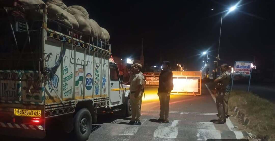 रात्रि के समय आमजन की सुरक्षा को मजबूत करने के लिए भिवानी पुलिस ने चलाया विशेष चेकिंग अभियान
डीएसपी श्री सुरेंद्र कुमार के नेतृत्व में झुपा नाका और कितलाना नाका पर की गई विशेष नाकाबंदी
**अभियान के दौरान कुल 104 वाहनों की जांच, यातायात नियमों का उल्लंघन करने वाले 03 वाहनों के चालान किए गए।**
पुलिस अधीक्षक भिवानी श्री मयंक मिश्रा, आईपीएस के निर्देशानुसार जिला पुलिस द्वारा आमजन की सुरक्षा व्यवस्था को मजबूत करने, रात्रि के समय आपराधिक एवं असामाजिक गतिविधियों पर अंकुश लगाने तथा यातायात व्यवस्था को सुचारू बनाए रखने के लिए विशेष चेकिंग अभियान चलाए जा रहे हैं।
इसी कड़ी में दिनांक 18/19 अक्टूबर 2026 की रात्रि को उप पुलिस अधीक्षक सिवानी श्री सुरेंद्र कुमार के नेतृत्व में जिले में दो स्थानों **झुपा नाका और कितलाना नाका** पर विशेष नाकाबंदी एवं चेकिंग अभियान चलाया गया। अभियान के दौरान पुलिस टीमों ने आने-जाने वाले वाहनों की गहनता से जांच की तथा संदिग्ध गतिविधियों पर निगरानी रखी।
विशेष चेकिंग अभियान के दौरान पुलिस टीमों द्वारा कुल **104 वाहनों की जांच** की गई। जांच के दौरान यातायात नियमों का उल्लंघन करने वाले वाहन चालकों के विरुद्ध कार्रवाई करते हुए **03 वाहनों के चालान** किए गए। पुलिस द्वारा वाहन चालकों को यातायात नियमों का पालन करने तथा सड़क सुरक्षा के प्रति जिम्मेदार रहने के लिए भी जागरूक किया गया।
पुलिस अधीक्षक भिवानी श्री मयंक मिश्रा, आईपीएस के निर्देशानुसार जिला पुलिस द्वारा रात्रि के समय अपराधों की रोकथाम, संदिग्ध व्यक्तियों एवं वाहनों की जांच तथा आम नागरिकों की सुरक्षा सुनिश्चित करने के लिए इस प्रकार के विशेष चेकिंग अभियान लगातार जारी रहेंगे।
भिवानी पुलिस का उद्देश्य रात्रि के समय कानून-व्यवस्था बनाए रखने के साथ-साथ सड़क दुर्घटनाओं की रोकथाम करना और आमजन को सुरक्षित वातावरण उपलब्ध करवाना है। जिला पुलिस आम नागरिकों से अपील करती है कि वे यातायात नियमों का पालन करें, शराब पीकर वाहन न चलाएं, वाहन चलाते समय आवश्यक दस्तावेज साथ रखें तथा किसी भी संदिग्ध गतिविधि की सूचना तुरंत पुलिस को दें।
पुलिस प्रवक्ता, भिवानी।