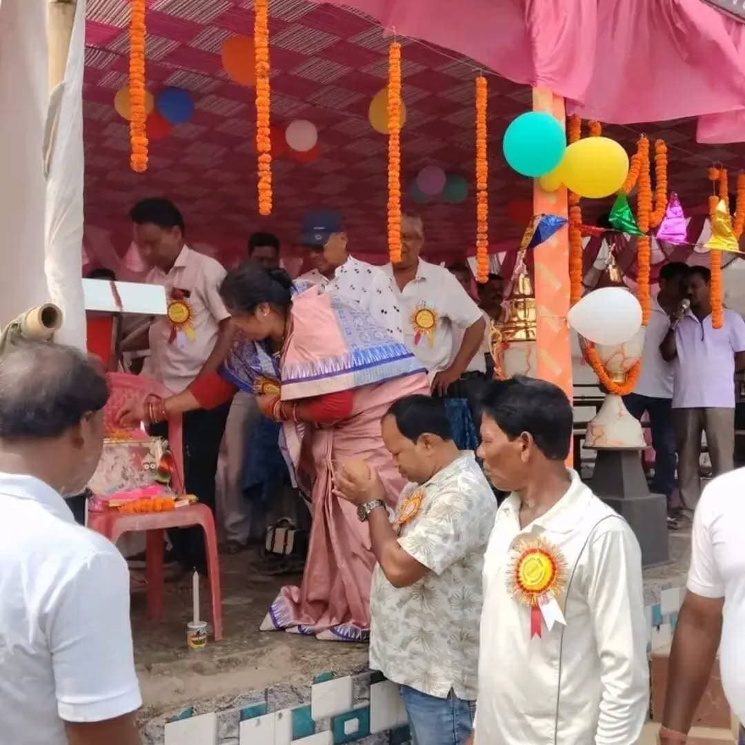 🏏 ୪୨ତମ ପିଙ୍ଗୁଆ କପ୍ କ୍ରିକେଟ୍ ଟୁର୍ଣ୍ଣାମେଣ୍ଟର ଉଦ୍ଘାଟନୀ ଉତ୍ସବରେ ଯୋଗଦାନ
📍 ପିଙ୍ଗୁଆ, ଢେଙ୍କାନାଳ
ଆଜି ୪୨ତମ ପିଙ୍ଗୁଆ କପ୍ କ୍ରିକେଟ୍ ଟୁର୍ଣ୍ଣାମେଣ୍ଟର ଉଦ୍ଘାଟନୀ ଉତ୍ସବରେ ମୁଖ୍ୟ ଅତିଥି ଭାବେ ଗଁଦିଆ ବ୍ଲକ ଅଧ୍ୟକ୍ଷା ଶ୍ରୀମତୀ ରୀନାରାଣୀ ଖଟୁଆ, ମୁଖ୍ୟବକ୍ତା ଭାବେ ଗ୍ରାମର ପ୍ରାକ୍ତନ ପ୍ରଧାନଶିକ୍ଷକ ଶ୍ରୀଯୁକ୍ତ ବୁଦ୍ଧଦେବ ପ୍ରଧାନ ଏବଂ ଅନ୍ୟାନ୍ୟ ସମ୍ମାନିତ ଅତିଥିମାନଙ୍କ ସହ ଯୋଗଦେଇ ଆନନ୍ଦିତ ହେଲି।
କ୍ରିକେଟ୍ କେବଳ ଏକ ଖେଳ ନୁହେଁ, ଏହା ଶୃଙ୍ଖଳା, ଏକତା, ଭାଇଚାରା ଓ କ୍ରୀଡ଼ା ମନୋଭାବର ପ୍ରତୀକ। ଏହି ଟୁର୍ଣ୍ଣାମେଣ୍ଟ ଅଞ୍ଚଳର ଯୁବ କ୍ରୀଡ଼ା ପ୍ରତିଭାଙ୍କୁ ଆଗକୁ ବଢ଼ିବାରେ ନିଶ୍ଚିତ ଭାବେ ପ୍ରେରଣା ଯୋଗାଇବ।
ଏଭଳି ଏକ ସୁନ୍ଦର କ୍ରୀଡ଼ା ଆୟୋଜନ କରିଥିବା ଆୟୋଜକ କମିଟିର ସମସ୍ତ ସଦସ୍ୟଙ୍କୁ ଅଶେଷ ଅଶେଷ ଧନ୍ୟବାଦ ଓ ଶୁଭେଚ୍ଛା। ଟୁର୍ଣ୍ଣାମେଣ୍ଟର ସମସ୍ତ ଦଳକୁ ଶୁଭକାମନା। 🏆🏏
ଜୟ ହେଉ କ୍ରୀଡ଼ା ମନୋଭାବର!
#PinguaCup2026 #CricketTournament #PinguaHighSchoolGround #CricketFever #Dhenkanal Gandia NewsOdiaOdisha