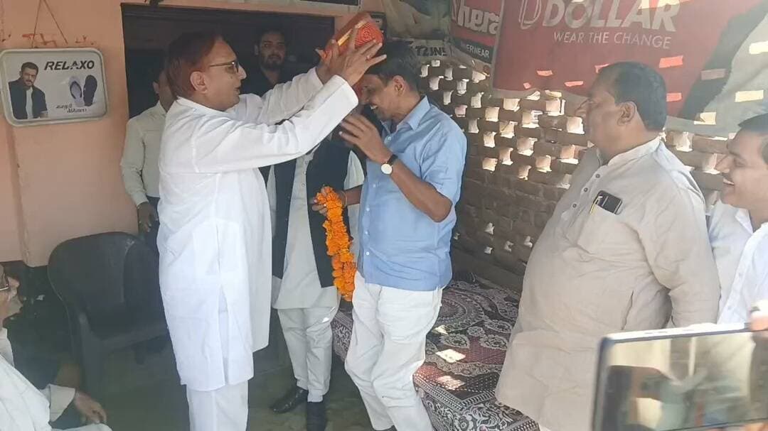 फिरोजाबाद। अखिलेश को मंच से खुला चैलेंज कहा दम है तो चुनाव लड़कर दिखाओ, सुनते ही मच गया हड़कंप!
उत्तर प्रदेश की सियासत में एक बयान ने हड़कंप मचा दिया है। मंच से समाजवादी पार्टी के मुखिया अखिलेश यादव को सीधी चुनौती दे दी गई। कहा गया कि अगर दम है तो शिकोहाबाद सीट से चुनाव लड़कर दिखाओ।
मंच से मुलायम सिंह यादव के जमाने का एक बड़ा किस्सा भी खोल दिया गया। बताया गया कि कैसे उनके मैदान में उतरने से खुद मुलायम सिंह यादव को मैनपुरी सीट छोड़कर बदायूं जाना पड़ा था।
ये पूरा मामला फिरोजाबाद के अरांव कस्बा के वामई गांव का है, जहां पूर्व मंत्री और आरएलडी नेता अशोक यादव एक स्वागत समारोह में पहुंचे थे।
अशोक यादव ने कहा कि आरएलडी भाजपा की प्रमुख सहयोगी पार्टी है। जिन सीटों पर भाजपा लगातार हार रही है वो सीटें आरएलडी को मिल सकती हैं।
अब इस बयान के बाद फिरोजाबाद से लेकर लखनऊ तक सियासी गलियों में चर्चा तेज है कि क्या अखिलेश यादव इस चैलेंज का जवाब देंगे?
आपकी क्या राय है? कमेंट में बताएं और शेयर जरूर करें 👇
#Firozabad #AranvKasba #Vamai #Shikohabad #AshokYadav #AkhileshYadav #MulayamSinghYadav #RLD #BJP #SamajwadiParty #UPPolitics #UPNews #FirozabadNews #ShikohabadNews #PoliticalChallenge #ViralNews #DDMNewsFirozabad