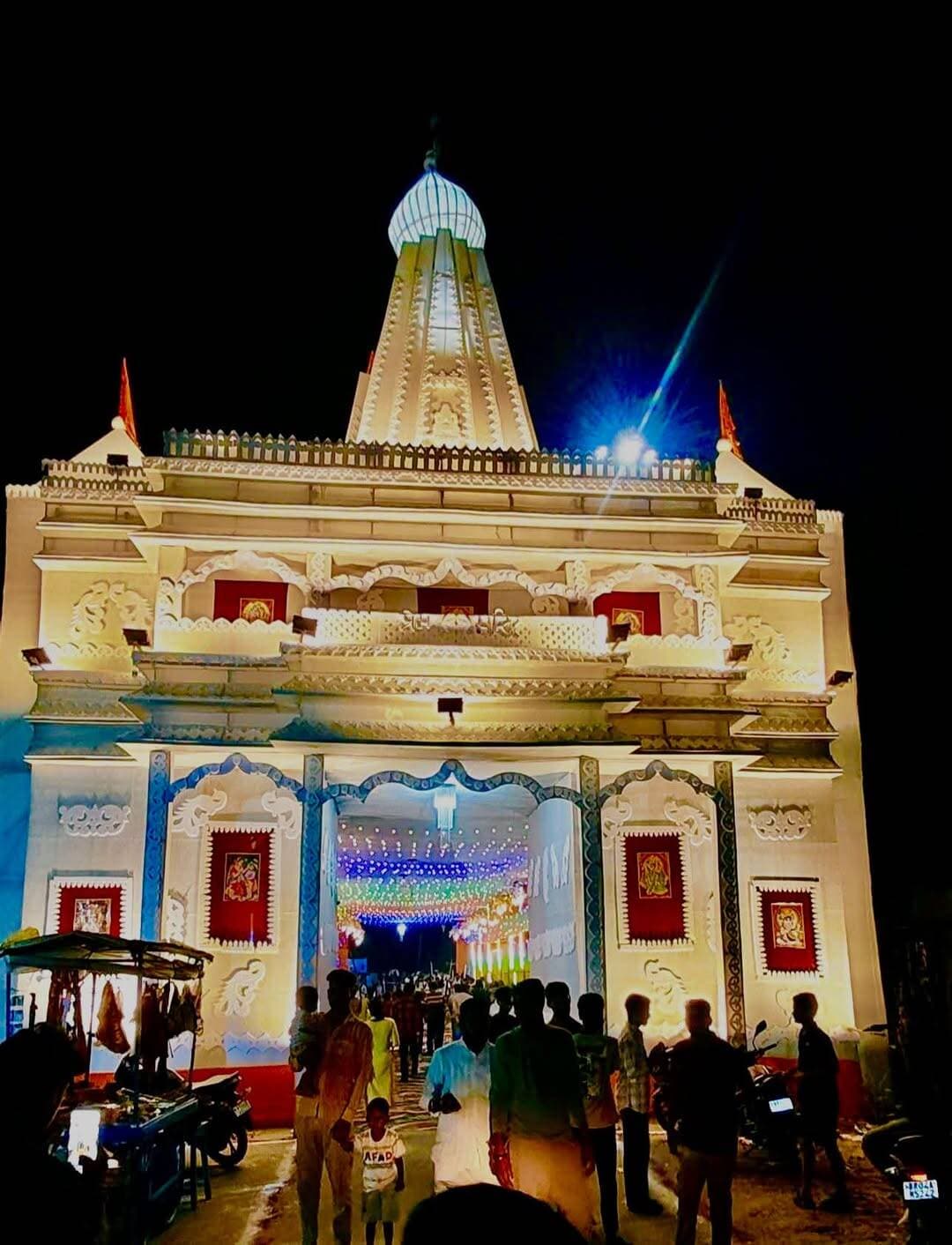 सारण जिले के रिविलगंज प्रखंड के सेमरिया दुर्गा स्थान पर प्रेम मंदिर के स्वरूप में बना भव्य पूजा पंडाल