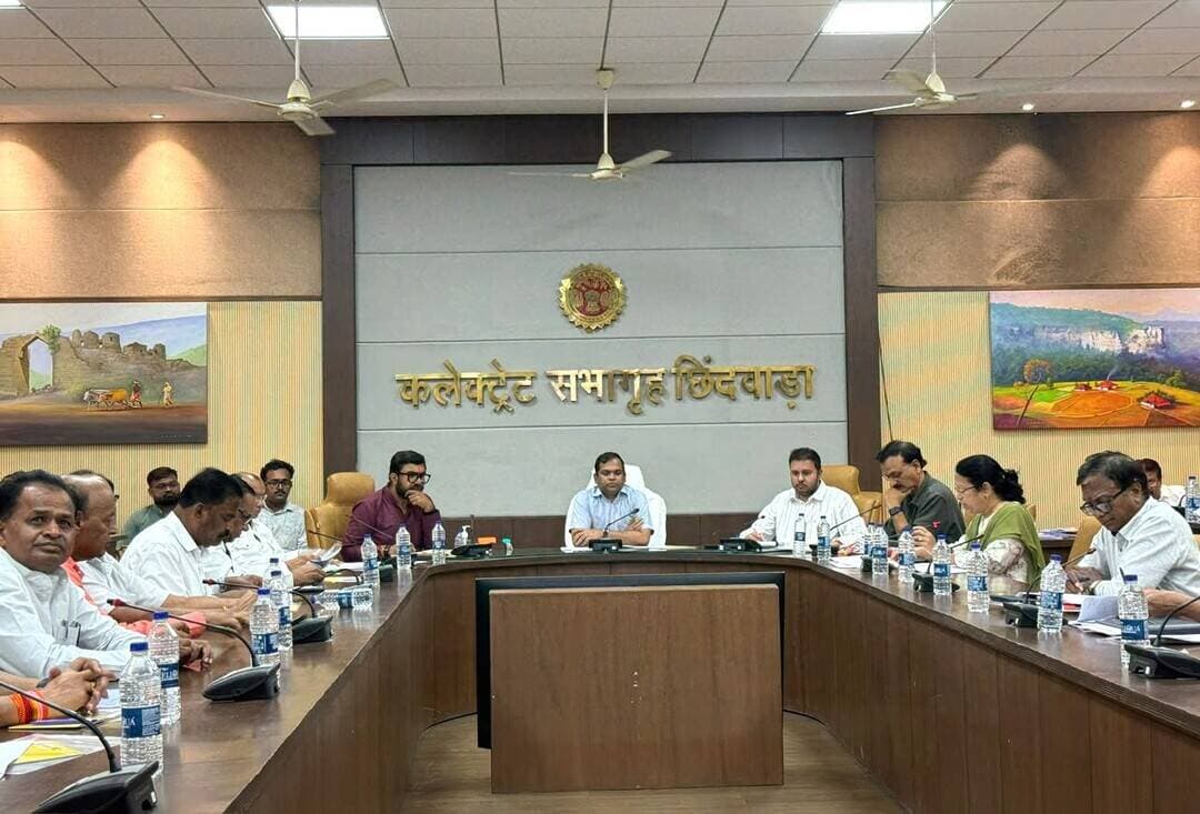 जिला जल उपयोगिता समिति की बैठक संपन्न
सिंचाई के लिए 15 नवंबर से खोली जाएंगी नहरें, बैठक में हुआ निर्णय
सभी स्टॉप डैमों के गेट 26 अक्टूबर तक बंद कराने और नहरों में आवश्यक मरम्मत कार्य शीघ्र कराने के निर्देश
इस बार एक पलेवा में 21 दिन की बजाय 15 दिनों तक ही दिया जाएगा सिंचाई के लिए पानी
100 % भरे जलाशयों से ही मिलेगा 01 पलेवा 03 पानी, किसानों से कम पानी वाली फसलें बोने की अपील
कम पानी वाली फसलें चना, सरसों एवं मसूर किसानों के लिए है बेहतर विकल्प
पानी चोरी पर सख्ती से कार्यवाही करें और पानी की बर्बादी न होने दें - सांसद श्री साहू
================================
जिला जल उपयोगिता समिति की बैठक आज कलेक्टर श्री हरेंद्र नारायन की अध्यक्षता में छिंदवाड़ा सांसद श्री विवेक बंटी साहू, अमरवाड़ा विधायक श्री कमलेश प्रताप शाह, चौरई विधायक श्री सुजीत सिंह चौधरी, पूर्व विधायक चौरई पं.रमेश दुबे एवं अन्य जनप्रतिनिधियों और श्री लखन वर्मा व श्री संजय पटेल सहित जिले के उन्नत कृषकों की उपस्थिति में कलेक्टर कार्यालय छिंदवाड़ा के सभाकक्ष में संपन्न हुई। बैठक में निर्धारित एजेंडा बिंदुओं के अनुसार रबी सिंचाई निर्धारण एवं नहर संचालन, 25 % से कम जलभराव वाले जलाशयों की स्थिति, वर्ष 2026 - 27 रबी सिंचाई के लक्ष्य निर्धारण, पेंच परियोजना की स्थिति, स्टॉप डैम के गेट बंद करने के कार्य आदि बिंदुओं पर विस्तृत चर्चा उपरांत सर्वसम्मति से महत्वपूर्ण निर्णय लिए गए। बैठक में सीईओ जिला पंचायत श्री अग्रिम कुमार, एसडीएम छिंदवाड़ा श्री पुष्पेंद्र निगम, कार्यपालन यंत्री एवं समिति सचिव श्रीमती कुमकुम पटेल, कार्यपालन यंत्री पेंच परियोजना श्री जे.के.मर्सकोले एवं श्री प्रभाकर टेकाम, अधीक्षण यंत्री मध्यप्रदेश पूर्व क्षेत्र विद्युत वितरण कंपनी श्री सुनील कुमार सिन्हा सहित जल संसाधन विभाग के एसडीओ और उपयंत्री उपस्थित थे।
15 नवंबर से मिलेगा सिंचाई के लिए पानी - बैठक में सभी जलाशयों की नहरों को 15 नवंबर से खोलने का निर्णय लिया गया, जिससे छिंदवाडा जिले के 72418 हेक्टेयर में रबी सिंचाई के लिए पानी उपलब्ध कराया जायेगा। इसमें पेंच व्यपवर्तन वृहद परियोजना से 48532 हेक्टेयर, 108 लघु सिंचाई परियोजनाओं से 17880 हेक्टेयर और स्टॉप डैम व बैराज से 6006 हेक्टेयर पानी देने का निर्णय किया गया। बैठक में पिछली बैठक एवं दिशा की बैठक में दिए गए निर्देशों के पालन प्रतिवेदन पर भी चर्चा की गई। सांसद श्री साहू एवं अन्य जनप्रतिनिधियों द्वारा नहरों के अंतिम छोर तक के किसानों को सिंचाई के लिए जल उपलब्ध कराने लिए समुचित व्यवस्थाएं बनाने पर जोर दिया गया। बैठक में सांसद श्री साहू द्वारा माइक्रो इरीगेशन 1 और 2 की प्रगति की जानकारी भी ली गई और लापरवाह ठेकेदारों को अभी तक टर्मिनेट न करने पर नाराजगी जाहिर की, जिसके लिए कलेक्टर ने वरिष्ठ कार्यालय से समन्वय करने और अर्धशासकीय पत्र तैयार करने के निर्देश कार्यपालन यंत्री को दिए।
साथ ही उन्होंने सख्त निर्देश दिए कि जलाशयों में कम भराव की स्थिति को देखते हुए नहरों में अवैध पंप लगाकर पानी चोरी करने वालों पर संयुक्त टीम बनाकर सख्ती से कार्यवाही करें और किसी भी तरह से पानी की बर्बादी न होने दें। बैठक में पानी चोरी रोकने के लिए पंपों के लिए टेम्परेरी विद्युत कनेक्शन (टी.सी.) नहीं देने का निर्णय लिया गया। सभी स्टॉप डैमों के गेट 26 अक्टूबर तक बंद कराने और नहरों में आवश्यक मरम्मत कार्य शीघ्र कराने के निर्देश दिए गए। अमरवाड़ा विधायक श्री शाह ने नए विद्युत ट्रांसफार्मर अमरवाड़ा क्षेत्र में ही उपलब्ध रखने के निर्देश दिए, जिससे ट्रांसफार्मर खराब होने की स्थिति में तत्काल बदला जा सके।
जिले के जलाशयों में जल भराव की स्थिति - बैठक में जिले की 01 वृहद परियोजना पेंच परियोजना , 01 मध्यम कन्हरगांव परियोजना एवं 108 लघु सिंचाई परियोजनाओं और 43 स्टॉप डैम को मिलाकर कुल 153 योजनाओं में 30 सितंबर की स्थिति में जलभराव की जानकारी प्रस्तुत की गई। पेंच व्यपवर्तन वृहद परियोजना में 88.5 प्रतिशत और कन्हरगांव परियोजना में केवल 5 प्रतिशत जल भराव हुआ है। जिले के कुल जलाशयों में से 44 जलाशय 0 से 25 प्रतिशत तक भरे हैं।
जल भराव के अनुरूप दिया जाएगा सिंचाई के लिए पानी - बैठक में सर्व सम्मति से निर्णय लिया गया कि जलाशयों के जल भराव के अनुरूप ही क्षेत्र के किसानों को सिंचाई के लिए पानी दिया जाएगा। केवल 100 प्रतिशत भरे जलाशयों से 1 पलेवा, 3 पानी दिया जाएगा, 100 से कम लेकिन 75 प्रतिशत से अधिक भरे जलाशयों से 1 पलेवा, 2 पानी, 75 से 50 प्रतिशत तक भरे जलाशयों से 1 पलेवा, 1 पानी और 50 से 25 प्रतिशत तक भरे जलाशयों से केवल 1 पलेवा पानी दिया जाएगा। साथ ही इस बार एक पलेवा में 21 दिन की बजाय 15 दिनों तक ही सिंचाई के लिए पानी देने का निर्णय लिया गया । सांसद श्री साहू ने इस संबंध में क्षेत्र के किसानों को जागरूक करने और उसी अनुरूप कम पानी वाली फसलें लगाने के लिए व्यापक प्रचार - प्रसार करने के निर्देश दिए। कम पानी वाली फसल की किसानों को बोनी की सलाह देते हुए बताया गया कि चना, सरसों एवं मसूर किसानों के लिए है बेहतर विकल्प हैं, 3 से अधिक पानी सुनिश्चित हो तभी गेहूं की बोनी करें।
#procwa #छिन्दवाड़ा
#JansamparkMP
Jansampark Madhya Pradesh
