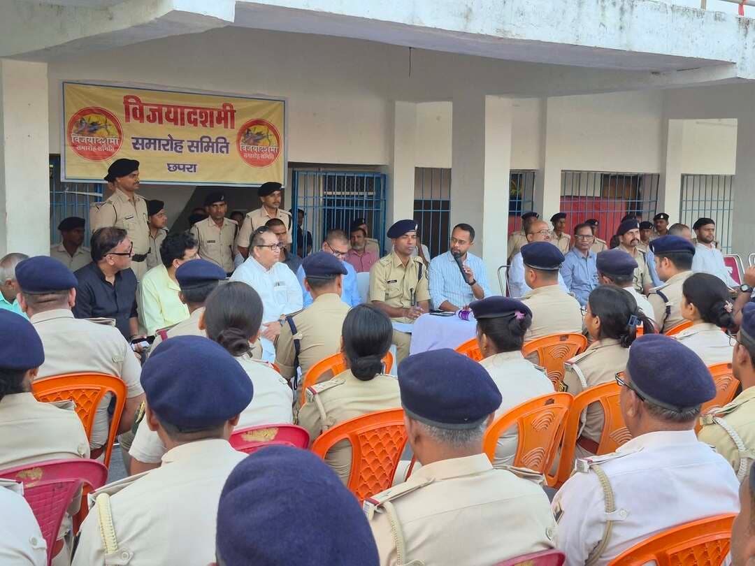 रावण वध आयोजन को लेकर जिलाधिकारी एवं वरीय पुलिस अधीक्षक ने की संयुक्त ब्रीफिंग, सुरक्षा व्यवस्था को लेकर दिए आवश्यक निर्देश
20 अक्टूबर को आयोजित होने वाले रावण वध कार्यक्रम के सफल एवं शांतिपूर्ण संचालन के लिए प्रतिनियुक्त दंडाधिकारियों एवं पुलिस पदाधिकारियों को सतर्कता और तत्परता के साथ कार्य करने का निर्देश
छपरा, सारण। रावण वध कार्यक्रम के अवसर पर विधि-व्यवस्था संधारण, सुरक्षा एवं भीड़ प्रबंधन को लेकर जिला प्रशासन पूरी तरह सजग है। इसी क्रम में आज दिनांक 19 अक्टूबर 2026 को जिलाधिकारी, सारण श्री वैभव श्रीवास्तव एवं वरीय पुलिस अधीक्षक, सारण श्री रौशन कुमार द्वारा संयुक्त रूप से आगामी 20 अक्टूबर को आयोजित होने वाले रावण वध कार्यक्रम के लिए प्रतिनियुक्त सभी दंडाधिकारियों एवं पुलिस पदाधिकारियों की ब्रीफिंग की गई। इस दौरान आयोजन के सफल, सुरक्षित एवं सुव्यवस्थित संचालन के लिए संबंधित पदाधिकारियों को आवश्यक निर्देश दिए गए।
ब्रीफिंग के दौरान जिलाधिकारी एवं वरीय पुलिस अधीक्षक ने निर्देश दिया कि सभी प्रतिनियुक्त पदाधिकारी अपने निर्धारित स्थलों पर ससमय उपस्थित रहकर पूरी सतर्कता एवं जवाबदेही के साथ अपने कर्तव्यों का निर्वहन करेंगे। कार्यक्रम में बड़ी संख्या में दर्शकों एवं श्रद्धालुओं के पहुंचने की संभावना को देखते हुए भीड़ का सुव्यवस्थित प्रबंधन, सुरक्षित आवागमन तथा विधि-व्यवस्था संधारण सुनिश्चित करने पर विशेष जोर दिया गया।
ब्रीफिंग के दौरान दिए गए प्रमुख निर्देश निम्नवत हैं—
- सुरक्षा एवं विधि-व्यवस्था: आयोजन स्थल एवं आसपास के क्षेत्रों में पर्याप्त सतर्कता बरतते हुए विधि-व्यवस्था बनाए रखने तथा किसी भी अप्रिय स्थिति से निपटने के लिए तत्पर रहने का निर्देश दिया गया।
- भीड़ प्रबंधन: दर्शकों के प्रवेश एवं निकास को सुव्यवस्थित रखने, आवश्यकतानुसार बैरिकेडिंग सुनिश्चित करने तथा भीड़ के अनियंत्रित जमाव और अफरा-तफरी की स्थिति को रोकने पर बल दिया गया।
- यातायात व्यवस्था: कार्यक्रम के दौरान यातायात का सुचारु संचालन सुनिश्चित करने, आवश्यकतानुसार वाहनों के परिचालन एवं पार्किंग को व्यवस्थित रखने तथा आम नागरिकों की सुविधा का ध्यान रखने का निर्देश दिया गया।
- प्रतिनियुक्त पदाधिकारियों की जवाबदेही: सभी दंडाधिकारी एवं पुलिस पदाधिकारी अपने निर्धारित स्थल पर मुस्तैद रहेंगे तथा बिना सक्षम अनुमति के प्रतिनियुक्ति स्थल नहीं छोड़ेंगे।
- आपातकालीन स्थिति से निपटने की तैयारी: किसी भी अप्रिय घटना अथवा आपात स्थिति की सूचना तत्काल वरीय पदाधिकारियों को देते हुए त्वरित एवं समन्वित कार्रवाई सुनिश्चित करने का निर्देश दिया गया।
- आपसी समन्वय एवं निगरानी: सभी संबंधित पदाधिकारी आपस में समन्वय बनाए रखते हुए आयोजन स्थल की गतिविधियों पर सतत निगरानी रखेंगे तथा आवश्यकता के अनुरूप त्वरित निर्णय लेंगे।
जिलाधिकारी एवं वरीय पुलिस अधीक्षक ने स्पष्ट किया कि रावण वध कार्यक्रम का आयोजन शांतिपूर्ण, सुरक्षित एवं व्यवस्थित वातावरण में संपन्न कराना जिला प्रशासन की प्राथमिकता है। इसके लिए सभी संबंधित पदाधिकारियों को पूरी मुस्तैदी, अनुशासन एवं संवेदनशीलता के साथ दायित्वों का निर्वहन करने का निर्देश दिया गया।
जिला प्रशासन आम नागरिकों एवं कार्यक्रम में शामिल होने वाले दर्शकों से अपील करता है कि वे प्रशासन द्वारा निर्धारित दिशा-निर्देशों का पालन करें, भीड़ प्रबंधन में सहयोग करें तथा किसी भी प्रकार की अफवाह पर ध्यान न दें। प्रशासन एवं पुलिस के साथ सहयोग और समन्वय बनाए रखते हुए रावण वध कार्यक्रम को शांतिपूर्ण एवं सफल बनाने में अपनी सहभागिता सुनिश्चित करें।
