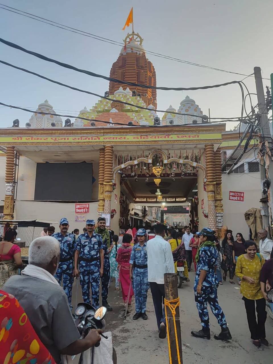छपरा शहर में भव्यता एवं श्रद्धा के साथ मनाया जा रहा दुर्गा पूजा महोत्सव, सुरक्षा एवं विधि-व्यवस्था को लेकर जिला प्रशासन पूरी तरह मुस्तैद
आकर्षक पूजा पंडाल, मनमोहक प्रकाश सज्जा और श्रद्धालुओं के अनुशासित आवागमन के लिए प्रशासन एवं पूजा समितियों का सराहनीय समन्वय
छपरा, सारण। शारदीय नवरात्र के पावन अवसर पर छपरा शहर में दुर्गा पूजा महोत्सव श्रद्धा, भक्ति, उल्लास एवं उत्साह के साथ मनाया जा रहा है। शहर के विभिन्न क्षेत्रों में स्थापित भव्य पूजा पंडालों की आकर्षक सजावट, कलात्मक संरचना एवं मनमोहक प्रकाश व्यवस्था श्रद्धालुओं के आकर्षण का केंद्र बनी हुई है। मां दुर्गा के दर्शन-पूजन के लिए बड़ी संख्या में श्रद्धालु पहुंच रहे हैं तथा पूरे शहर में भक्तिमय वातावरण के साथ पर्व की रौनक देखने को मिल रही है।
श्रद्धालुओं की सुविधा, सुरक्षा एवं सुगम आवागमन सुनिश्चित करने के लिए जिला प्रशासन द्वारा विधि-व्यवस्था संधारण एवं भीड़ प्रबंधन को लेकर व्यापक तैयारियां की गई हैं। पूजा पंडालों में आवश्यकतानुसार बैरिकेडिंग, सीसीटीवी कैमरों से निगरानी, स्वयंसेवकों की तैनाती तथा अन्य सुरक्षा व्यवस्थाओं पर विशेष ध्यान दिया जा रहा है। प्रशासनिक एवं पुलिस पदाधिकारी लगातार स्थिति पर नजर बनाए हुए हैं, ताकि श्रद्धालु सुरक्षित एवं व्यवस्थित तरीके से दर्शन-पूजन कर सकें। भीड़ के सुचारु प्रबंधन तथा किसी भी अप्रिय स्थिति की रोकथाम के लिए संबंधित पदाधिकारियों को सतर्कता एवं तत्परता के साथ अपने दायित्वों का निर्वहन करने का निर्देश दिया गया है।
इस भव्य आयोजन को सफल, सुरक्षित एवं व्यवस्थित बनाने में पूजा समितियों की भूमिका भी अत्यंत महत्वपूर्ण है। समिति के सदस्य एवं स्वयंसेवक श्रद्धालुओं के अनुशासित आवागमन, भीड़ नियंत्रण तथा आवश्यक सहयोग के लिए सक्रिय रूप से कार्य कर रहे हैं। जिला प्रशासन और पूजा समितियों के बीच बेहतर समन्वय से पर्व के दौरान व्यवस्थाओं को सुचारु बनाए रखने का प्रयास किया जा रहा है। पूजा समितियों द्वारा पंडालों की साज-सज्जा, प्रकाश व्यवस्था एवं श्रद्धालुओं की सुविधा के साथ सुरक्षा संबंधी व्यवस्थाओं पर भी विशेष ध्यान दिया जा रहा है।
छपरा शहर में दुर्गा पूजा का आयोजन प्रशासनिक तत्परता, सामाजिक सहभागिता और सामूहिक जिम्मेदारी का सुंदर उदाहरण प्रस्तुत कर रहा है। जहां जिला प्रशासन विधि-व्यवस्था एवं सुरक्षा संधारण के लिए प्रतिबद्ध होकर कार्य कर रहा है, वहीं पूजा समितियां भी पूरे समर्पण के साथ अपने दायित्वों का निर्वहन कर रही हैं। दोनों के साझा प्रयासों का उद्देश्य यह सुनिश्चित करना है कि श्रद्धालु शांतिपूर्ण, सुरक्षित एवं सौहार्दपूर्ण वातावरण में मां दुर्गा का दर्शन-पूजन कर सकें।
जिला प्रशासन की प्रतिबद्धता है कि दुर्गा पूजा महोत्सव शांति, सद्भाव, सामाजिक समरसता एवं आपसी भाईचारे के वातावरण में संपन्न हो। प्रशासन ने आम नागरिकों एवं श्रद्धालुओं से भी अनुशासन बनाए रखने, सुरक्षा निर्देशों का पालन करने तथा पर्व की गरिमा एवं सौहार्द को बनाए रखने में सहयोग करने की अपील की है।