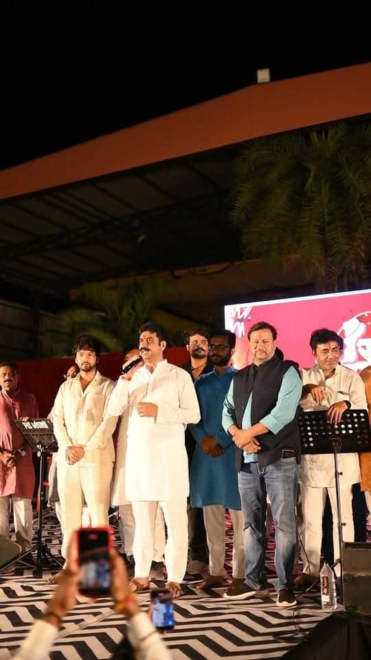रुद्ररास को मिला राजपरिवार का मार्गदर्शन और आशीर्वाद ।
आयोजन के मार्गदर्शक श्रीमंत महाराज विक्रम सिंह पवार ने रुद्ररास में पधारकर सनातनी गरबा की परंपरा, संस्कृति और भक्ति-भावना की सराहना की। साथ ही, रुद्ररास को भविष्य में और भव्य स्तर पर ले जाने तथा इसकी सांस्कृतिक पहचान को नई ऊँचाइयों तक पहुँचाने को लेकर महत्वपूर्ण मार्गदर्शन दिया।
रुद्ररास — परंपरा से पहचान तक, संस्कारों से संस्कृति के संरक्षण तक।
जय माता दी!
