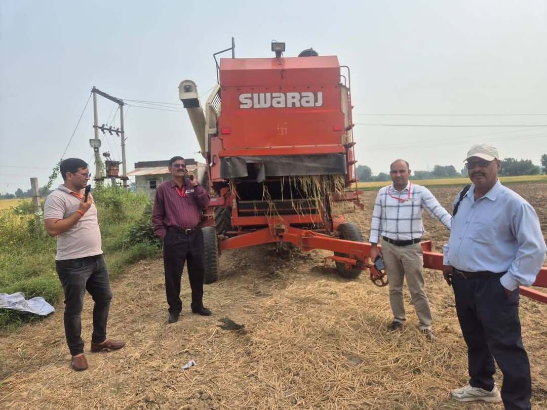 बिना एसएमएस अलर्ट के संचालित हार्वेस्टर मशीनों पर होगी कार्रवाई
जिले में हार्वेस्टर मशीनों के संचालन में निर्धारित नियमों का पालन सुनिश्चित कराने के लिए प्रशासन द्वारा निरंतर जांच की जा रही है। इसी क्रम में आज ग्राम बड़ौनिया में हार्वेस्टर मशीनों की जांच के दौरान बिना एसएमएस अलर्ट के संचालन का मामला सामने आया।
कृषि विभाग की संयुक्त टीम ने हार्वेस्टर संचालकों को निर्धारित प्रावधानों के तहत एसएमएस अलर्ट सुनिश्चित करने तथा नियमों का पालन करने के निर्देश दिए। साथ ही, नियमों का उल्लंघन पाए जाने पर संबंधितों के विरुद्ध नियमानुसार प्रभावी कार्रवाई की जाएगी।
Department of Agriculture, Madhya Pradesh
Jansampark Madhya Pradesh
#दतिया #CMMadhyaPradesh #JansamparkMP #datia #MadhyaPradesh