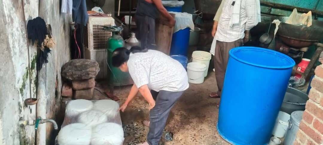 भिंड:खाद्य सुरक्षा विभाग ने फूप एवं अनुरुद्धपुरा में की सोमबार की रोज दोपहर करीब 2 बजे की छापामार कार्रवाई दरअसल कलेक्टर पवन कुमार जैन के आदेश अनुसार दीपावली के त्यौहार के दृष्टिगत खाद्य सुरक्षा विभाग ने दूध, दूध से बने खाद्य पदार्थों, मिठाईयां एवं अन्य पदार्थ की अभियान चलाकर सघन जांच की। खाद्य सुरक्षा अधिकारी सुश्री रेखा सोनी एवं श्रीमती किरण सेंगर ने राजस्व दल के साथ फूप स्थित जागेश्वर डेयरी से मीठा मावा एवं घी के सैंपल लिए।
#everyonefollowers
#nonfollowers
#yourfollowers