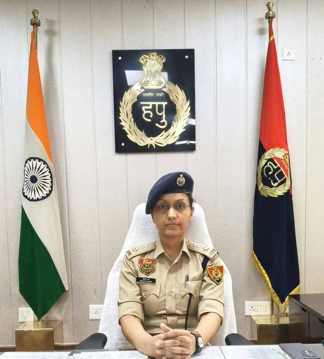 दशहरा पर्व के पावन अवसर पर पलवल पुलिस के व्यापक सुरक्षा व यातायात प्रबंध: पुलिस अधीक्षक दीप्ति गर्ग, IPS ने दिए कड़े निर्देश
Aonenews अरविन्द बक्शी
पुलिस अधीक्षक श्रीमती दीप्ति गर्ग ने जिलावासियों को विजयादशमी पर्व की शुभकामनाएं देते हुए अपील की कि वे त्योहार को आपसी भाईचारे और शांति के साथ मनाएं।
जिले भर में चाक-चौबंद सुरक्षा व्यवस्था; संवेदनशील स्थानों और रावण दहन स्थलों पर अतिरिक्त पुलिस बल तैनात।
*भीड़भाड़ वाले बाजारों व सार्वजनिक स्थलों पर सादी वर्दी में तैनात रहेंगे पुलिसकर्मी; असामाजिक तत्वों व मनचलों पर रखी जाएगी पैनी नजर।*
*सोशल मीडिया पर भ्रामक व भड़काऊ सामग्री फैलाने वालों के खिलाफ की जाएगी सख्त कानूनी कार्रवाई।*
पुलिस प्रवक्ता कार्यालय से प्राप्त जानकारी के अनुसार पुलिस अधीक्षक पलवल, दीप्ति गर्ग, IPS के कुशल निर्देशन में दशहरा (विजयादशमी) के पावन पर्व को शांतिपूर्ण, सौहार्दपूर्ण और सुरक्षित वातावरण में संपन्न कराने के उद्देश्य से पलवल पुलिस द्वारा जिले भर में सुरक्षा एवं यातायात के पुख्ता व व्यापक प्रबंध सुनिश्चित किए गए हैं। जिला पुलिस मुख्यालय की तरफ से जारी निर्देशों में जिले के सभी उप पुलिस अधीक्षकों, थाना प्रबंधकों, चौकी प्रभारियों और ट्रैफिक विंग के अधिकारियों को स्पष्ट निर्देश जारी कर सुरक्षा व्यवस्था को मजबूत रखने को कहा है। पुलिस नियंत्रण कक्ष 24 घंटे अलर्ट मोड पर रहेगा।
*रावण दहन व मेला स्थलों पर पुख़्ता सुरक्षा:*
जिले के सभी मुख्य दशहरा मैदानों, मेला स्थलों और संवेदनशील स्थानों पर भारी पुलिस बल तैनात किया गया है। प्रवेश द्वारों पर चेकिंग के विशेष प्रबंध किए गए हैं ताकि कोई भी संदिग्ध व्यक्ति या वस्तु अंदर न पहुंच सके।
*सादी वर्दी में गश्त व महिला सुरक्षा:*
भीड़भाड़ वाले बाजारों, सार्वजनिक स्थानों और मेला परिसरों में महिला पुलिस कर्मियों सहित पुलिस बल सादे कपड़ों में तैनात रहेगा। असामाजिक तत्वों, जेबकतरों और महिलाओं/बालिकाओं से छेड़छाड़ करने वाले मनचलों के खिलाफ त्वरित और सख्त कार्रवाई की जाएगी।
*इमरजेंसी रिस्पॉन्स व्हीकल (ERVs) व पीसीआर की निरंतर गश्त:*
डायल 112 की ईआरवी और राइडर निरंतर गश्त पर रहेंगे ताकि किसी भी आकस्मिक सूचना पर न्यूनतम समय में सहायता पहुंचाई जा सके। साथ ही अग्निशमन दल और एम्बुलेंस सेवाओं के साथ निरंतर समन्वय बनाया गया है।
साइबर सेल को सोशल मीडिया प्लेटफॉर्म्स पर 24 घंटे सतर्कता बरतने के निर्देश दिए गए हैं। किसी भी प्रकार की अफवाह, भ्रामक सूचना या सांप्रदायिक सौहार्द बिगाड़ने वाली पोस्ट साझा करने वालों के खिलाफ आईटी एक्ट के तहत सख्त कानूनी कार्रवाई की जाएगी।
पुलिस अधीक्षक श्रीमती दीप्ति गर्ग ने जिलावासियों को विजयादशमी पर्व की शुभकामनाएं देते हुए अपील की कि वे त्योहार को आपसी भाईचारे और शांति के साथ मनाएं। किसी भी प्रकार की लावारिस वस्तु, संदिग्ध व्यक्ति या गतिविधि दिखाई देने पर तुरंत डायल 112 या नजदीकी पुलिस थाने/चौकी को सूचित करें। शांति व्यवस्था बनाए रखने में पुलिस प्रशासन का सहयोग करें।