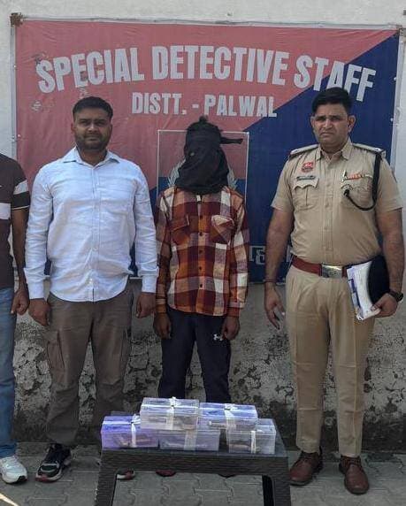 एसपी पलवल दीप्ति गर्ग के कुशल निर्देशन में पलवल पुलिस का अवैध हथियारों की तस्करी पर बड़ा प्रहार।
Aonenews अरविन्द बक्शी
एएनसी स्टाफ ने अवैध हथियार तस्करी के नेटवर्क का भंडाफोड़ कर तीन शातिर हथियार सप्लायरों को दबोचा, 9 अवैध पिस्टल, 1 देसी कट्टा, 9 जिंदा कारतूस और वारदात में प्रयुक्त बाइक बरामद।
पुलिस अधीक्षक पलवल ने एएनसी स्टाफ प्रभारी सहित टीम में शामिल 6 जवानो को किया पुरस्कृत।
जिले में अमन-चैन, कानून व्यवस्था बनाए रखना और अपराध मुक्त वातावरण तैयार करना जिला पुलिस की सर्वोच्च प्राथमिकता-दीप्ति गर्ग, एसपी पलवल।
अवैध हथियारों की खरीद-फरोख्त, तस्करी और ऐसे गैरकानूनी कार्यों में संलिप्त अपराधियों के खिलाफ पुलिस का अभियान निरंतर जारी रहेगा तथा किसी भी आरोपी को बख्शा नहीं जाएगा-दीप्ति गर्ग, एसपी पलवल।
पुलिस प्रवक्ता कार्यालय से प्राप्त जानकारी के अनुसार पुलिस अधीक्षक पलवल दीप्ति गर्ग, आईपीएस के कुशल मार्गदर्शन एवं नेतृत्व में जिला पुलिस द्वारा अवैध हथियारों की धरपकड़ व अपराध की रोकथाम हेतु चलाए जा रहे विशेष अभियान के तहत एंटी नारकोटिक्स सेल (एएनसी) स्टाफ दिघोट की टीम ने बड़ी सफलता हासिल की है। पुलिस टीम ने अवैध असलहा तस्करी के नेटवर्क का भंडाफोड़ करते हुए तीन मुख्य आरोपियों को गिरफ्तार किया है। आरोपियों के कब्जे और निशानदेही से कुल 9 अवैध पिस्टल, 1 देसी कट्टा, 9 जिंदा रौंद (कारतूस), दो मोबाइल फोन तथा तस्करी में इस्तेमाल की जा रही एक प्लैटिना मोटरसाइकिल बरामद की गई है।
एएनसी स्टाफ प्रभारी उप निरीक्षक हनीश खान ने बताया कि दिनांक 8 अक्टूबर 2026 को एएनसी स्टाफ दिघोट के मुख्य सिपाही राकेश कुमार अपनी टीम सहित सरकारी गाड़ी में अपराध रोकथाम हेतु गश्त पर मौजूद थे। गश्त के दौरान जब पुलिस टीम बारात घर मिण्डकोला के सामने सिलाणी रोड पर पहुंची, तो गुप्त सूचना मिली कि उमेश उर्फ जोनी निवासी मिण्डकोला अवैध हथियार रखने व सप्लाई करने का आदी है। सूचना के अनुसार वह बाम्बे टोल प्लाजा की तरफ से अवैध हथियार लेकर अपनी प्लैटिना मोटरसाइकिल पर केएमपी पुल सिलाणी रोड से होकर अपने गांव जाने वाला है।
सूचना पर त्वरित कार्रवाई करते हुए पुलिस टीम ने केएमपी पुल के नीचे नाकाबंदी की। कुछ ही देर में आरोपी उमेश मोटरसाइकिल लेकर पहुंचा, लेकिन पुलिस को देखकर घबराकर भागने का प्रयास करते समय फिसलकर गिर गया। पुलिस टीम ने तत्परता दिखाते हुए उसे मौके पर ही काबू कर लिया। कानूनी प्रक्रिया के तहत मौके की वीडियोग्राफी कराते हुए तलाशी ली गई, जिसमें आरोपी से 1 देसी कट्टा (.315 बोर) तथा 4 जिंदा रौंद और दो मोबाइल फोन बरामद हुए। इस संबंध में थाना हथीन में शस्त्र अधिनियम की संबंधित धाराओं के तहत मुकदमा दर्ज किया गया और जांच पी/एसआई आलोक कुमार को सौंपी गई।
पूछताछ के आधार पर टीम ने दिनांक 9 अक्टूबर 2026 को दूसरे सह-आरोपी पंकज उर्फ कल्लू उर्फ दलीप निवासी नगरिया, कोसी कलां को गिरफ्तार किया। आरोपी पंकज की निशानदेही पर उसके पट्टे के खेत में बने कोठे की छत से 4 अवैध पिस्टल व 5 जिंदा रौंद बरामद किए गए।
गहन तफ्तीश को आगे बढ़ाते हुए पुलिस टीम ने दिनांक 15 अक्टूबर 2026 को तीसरे मुख्य आरोपी सारुक उर्फ भुर्रा पुत्र इलियास, निवासी नंगला सिरोली (शाहपुर बांगर) कोसी हाल सिरोली, नूंह को गिरफ्तार किया। अदालत से 3दिन पुलिस हिरासत रिमांड हासिल कर जब आरोपी सारुक से कड़ी पूछताछ की गई, तो उसकी निशानदेही पर उटावड़-मालुका रोड पर खेत में मिट्टी के नीचे छिपाकर रखी गई 5 अन्य अवैध पिस्टल बरामद की गईं।
*अपराधिक रिकॉर्ड* आरोपी सारुक उर्फ भुर्रा के खिलाफ विभिन्न थानों में हत्या, जानलेवा हमला आदि संगीन धाराओं के तहत आधा दर्जन से अधिक (7) मामले दर्ज है।
*आरोपियों का आपराधिक नेटवर्क और आगामी कार्रवाई:*
पूछताछ में सामने आया है कि आरोपी अन्य राज्यों मध्य प्रदेश (इंदौर) व उत्तर प्रदेश (मथुरा, अलीगढ़) से अवैध हथियार खरीदकर इलाके में सप्लाई करते थे। पुलिस पूछताछ में इस गिरोह से जुड़े कई अन्य सहयोगियों और खरीदारों के नाम भी सामने आए हैं, जिनकी गिरफ्तारी के लिए पुलिस टीमें लगातार दबिश दे रही हैं।
माननीय अदालत के आदेशानुसार तीनों आरोपियों उमेश उर्फ जोनी, पंकज उर्फ कल्लू तथा सारुक उर्फ भुर्रा को न्यायिक हिरासत में जेल भेज दिया गया है। पलवल पुलिस द्वारा गिरोह में शामिल अन्य सभी आरोपियों की धरपकड़ के प्रयास लगातार जारी हैं।
पुलिस अधीक्षक पलवल दीप्ति गर्ग, आईपीएस ने पलवल पुलिस को मिली सफलता पर एएनसी स्टाफ प्रभारी सहित टीम में शामिल 6 जवानो( SI हनीश खान, HC राकेश कुमार,EHC संदीप, सिपाही अनिल, सचिन व नवीन) को हौसला बढ़ाने हेतु पुरस्कृत कर कहा कि जिले में अमन-चैन, कानून व्यवस्था बनाए रखना और अपराध मुक्त वातावरण तैयार करना जिला पुलिस की सर्वोच्च प्राथमिकता है। अवैध हथियारों की खरीद-फरोख्त, तस्करी और ऐसे गैरकानूनी कार्यों में संलिप्त अपराधियों के खिलाफ पुलिस का अभियान निरंतर जारी रहेगा तथा किसी भी आरोपी को बख्शा नहीं जाएगा। उन्होंने आमजन से भी अपील की कि यदि उनके आसपास किसी भी प्रकार की संदिग्ध गतिविधि, अवैध हथियार अथवा नशा तस्करी की जानकारी मिले, तो तुरंत पुलिस को सूचित करें। सूचना देने वाले व्यक्ति की पहचान पूरी तरह गोपनीय रखी जाएगी।