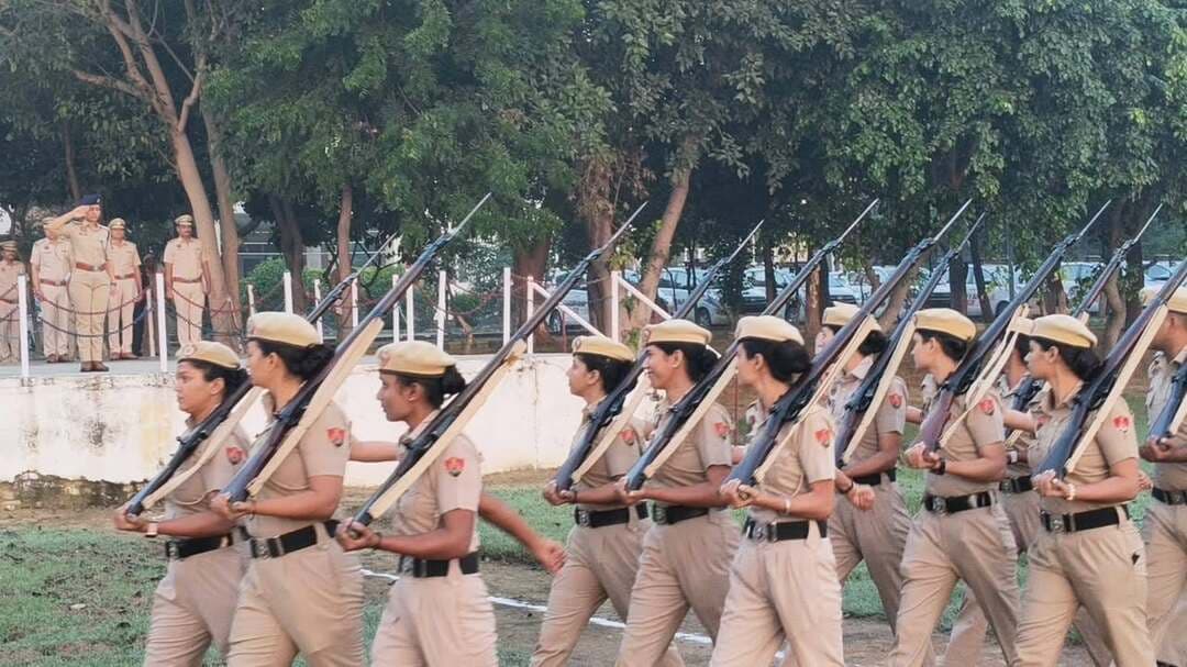 पलवल पुलिस लाइन में जनरल परेड का आयोजन: पुलिस अधीक्षक दीप्ति गर्ग (IPS) ने ली सलामी, लापरवाही बरतने वाले अधिकारियों को दी सख्त चेतावनी।
Aonenews अरविन्द बक्शी
पुलिस अधीक्षक ने भ्रष्टाचार के खिलाफ जीरो टॉलरेंस की नीति अपनाते हुए नेक नियति से कर्तव्य निर्वहन करने के कड़े निर्देश दिए।
अपराध नियंत्रण एवं जनहित कार्यों में उत्कृष्ट प्रदर्शन करने वाले 15 पुलिस जवानों को प्रशस्ति देकर किया सम्मानित।
*सम्मानित होने वाले पुलिस कर्मचारियों ने अपराध एवं अपराधियों के खिलाफ चलाए जा रहे विशेष अभियान के तहत सेवा सुरक्षा सहयोग, ईमानदारी, सच्ची निष्ठा, अदम्य साहस का परिचय देते हुए अपने कर्तव्य का बेहतर ढंग से किया निर्वहन, अन्य पुलिसकर्मी भी इनसे ले प्रेरणा- दीप्ति गर्ग,एसपी पलवल।*
*बिना HSRP नंबर प्लेट, हुडदंग बाजी,नशे में गाड़ी चलाने, स्टंट बाइकिंग, ओवरस्पीडिंग, जिग-जैग ड्राइविंग और खतरनाक ड्राइविंग करने वालो पर रखें पैनी नजर-दीप्ति गर्ग,एसपी पलवल।*
पुलिस प्रवक्ता कार्यालय से प्राप्त जानकारी के अनुसार जिला पुलिस लाईन पलवल में साप्ताहिक जनरल परेड का भव्य आयोजन किया गया, जिसमें पुलिस अधीक्षक पलवल दीप्ति गर्ग, IPS ने बतौर मुख्य अतिथि शिरकत कर परेड की सलामी ली और निरीक्षण किया। जनरल परेड़ दौरान पुलिस अधीक्षक ने अपराध एवं अपराधियों में संलिप्त लोगों के खिलाफ कारगर ढंग से अंकुश लगाने एवं जनहित कार्यों में उत्कृष्ट प्रदर्शन करने पर 15 पुलिस जवानों को प्रशस्ति देकर सम्मानित किया गया जिनमें एएनसी स्टाफ से SI हनीश खान, HC राकेश कुमार,EHC संदीप, सिपाही अनिल, सचिन व नवीन,QRT टीम से ESI हरीश चंद, EASI खजान,EHC सुरेंद्र, राजकुमार, बच्चन, सिपाही सन्नी, राकेश, राहुल शामिल हैं। इनके अलावा माह सितम्बर व अक्टूबर में अब तक 28 गुमशुदा व्यक्तियों को उनके परिवार से मिलाने के सराहनीय कार्य पर मिसिंग सेल प्रभारी सहायक उप निरीक्षक राकेश कुमार को भी सम्मानित किया गया। परेड दौरान पुलिस अधीक्षक ने जिले के सभी अनुसंधानकर्ता, थाना प्रबंधकों, चौकी प्रभारियों और पर्यवेक्षण अधिकारियों के साथ एक महत्वपूर्ण समीक्षा गोष्ठी की।
पुलिस अधीक्षक पलवल दीप्ति गर्ग आईपीएस ने कानून व्यवस्था को सुदृढ़ करने, लंबित शिकायतों के त्वरित निपटारे और पारदर्शी पुलिसिंग को लेकर बेहद कड़े दिशा-निर्देश जारी किए गए।
*मुख्य दिशा-निर्देश एवं एजेंडा बिंदु:*
*प्रभावी रात्रि गश्त और संदिग्धों की निगरानी:*
रात्रि चेकिंग की व्यवस्था को और सुदृढ़ किया जाए। क्षेत्र में घूमने वाले अजनबी व संदिग्ध व्यक्तियों की पर्ची काटी जाए। इससे रात्रि में होने वाले अपराधों में कमी आएगी।
*न्यायालय से संबंधित प्रक्रियाएं-*
न्यायालय से संबंधित प्रक्रियाएं (Challan, UT, Bail Applications) समय सीमा के भीतर कोर्ट में दाखिल की जाएं।
*त्वरित कार्रवाई और कानून व्यवस्था।*
किसी भी क्षेत्र में झगड़े या कानून व्यवस्था बिगड़ने की सूचना पर पुलिस पार्टी बिना किसी देरी के तुरंत मौके पर पहुंचकर कार्रवाई करे। यदि किसी पुलिस कर्मचारी/अनुसंधानकर्ता की शिथिलता के कारण कोई छोटी घटना बड़ा रूप लेती है, तो संबंधित के खिलाफ सख्त विभागीय कार्रवाई की जाएगी।
*लंबित मामलों व शिकायतों की साप्ताहिक समीक्षा:*
सभी थानों व चौकियों में पेंडेंसी (लंबित डेटा/शिकायतें) की सीमा 15 प्रतिशत से कम होनी चाहिए। प्रत्येक सोमवार को डेटा निपटान की बारीकी से मॉनिटरिंग की जाएगी।
*पुलिस अधीक्षक के कड़े निर्देश:* पुलिस अधीक्षक में सख्त लहजे में कहा कि "शिकायतों के निवारण और मुकदमों के अनुसंधान में किसी भी स्तर पर लापरवाही बर्दाश्त नहीं की जाएगी। भ्रष्टाचार के खिलाफ जीरो टॉलरेंस की नीति अपनाते हुए नेक नीति से काम करने के निर्देश दिए। उन्होंने कहा कि कोताही बरतने वाले पुलिस अधिकारियों के खिलाफ तुरंत विभागीय व अनुशासनात्मक कार्रवाई अमल में लाई जाएगी।"
आयोजित जनरल परेड के दौरान डीएसपी हथीन श्री रतनदीप सिंह बाली, डीएसपी होड़ल श्री सुरेश भढ़ाना, सभी थाना प्रबंधक एवं चौकी प्रभारी सहित बड़ी संख्या में पुलिस अधिकारी कर्मचारी मौजूद रहे।