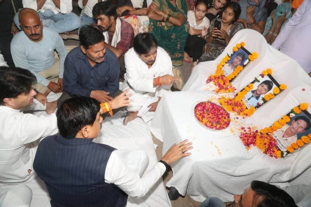 शीतला माता मंदिर हादसा: मृतकों के परिजनों से मिले CM मोहन यादव, 10 परिवारों को सौंपे 4-4 लाख के चेक! ग्वालियर के शीतला माता मंदिर हादसे में जान गंवाने वाले लोगों के परिजनों से मुख्यमंत्री डॉ. मोहन यादव ने मुलाकात कर उन्हें ढांढस बंधाया। मुख्यमंत्री ने दिवंगतों के चित्रों पर पुष्पांजलि अर्पित कर श्रद्धांजलि दी और शोकाकुल परिवारों के प्रति संवेदनाएँ व्यक्त कीं।
#Gwalior #SheetlaMataMandir #MohanYadav #JyotiradityaScindia
#newsimpact
