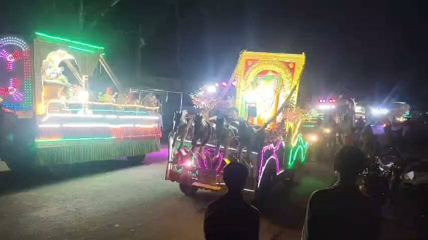 अवागढ की शोभायात्रा में आकर्षक झांकियां रहीं आकर्षण का केन्द्र.