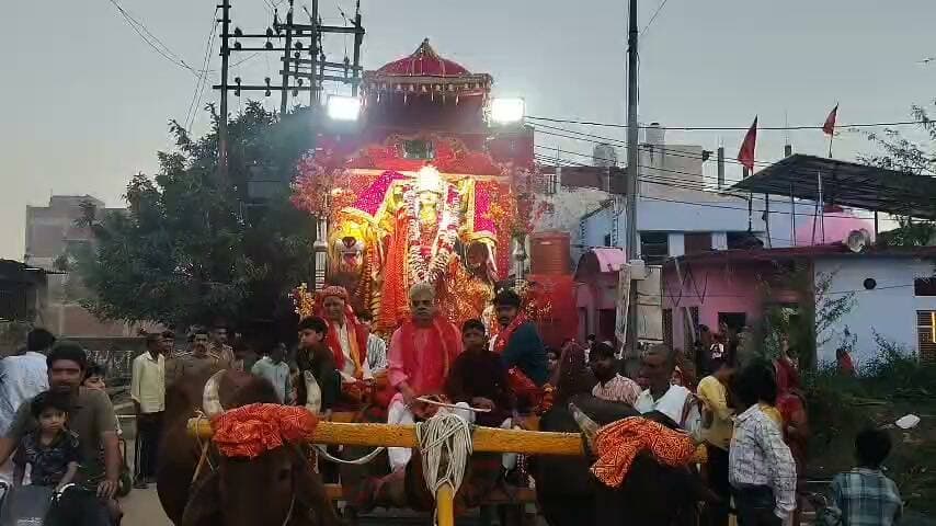 अवागढ में धूमधाम के साथ निकाली गई माता रानी की विशाल शोभायात्रा!
चैयरमैन महेशपाल सिंह ने सारथी की निभाई भूमिका