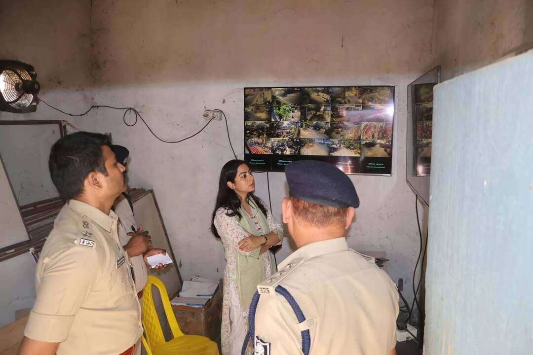 🚔📹 दुर्गा पूजा-2026 : CCTV कैमरों से सुरक्षा व्यवस्था पर पैनी नजर! 🌺🙏
✨ जिला पदाधिकारी एवं पुलिस अधीक्षक, अरवल द्वारा संयुक्त रूप से CCTV कैमरों के संचालन का निरीक्षण, सुरक्षा व्यवस्था का लिया गया जायजा।
📍 अरवल | 19 अक्टूबर 2026
दुर्गा पूजा पर्व को शांतिपूर्ण, सुरक्षित एवं सौहार्दपूर्ण वातावरण में संपन्न कराने के उद्देश्य से आज जिला पदाधिकारी, अरवल श्रीमती अमृषा बैंस एवं पुलिस अधीक्षक, अरवल द्वारा संयुक्त रूप से जिले में दुर्गा पूजा के अवसर पर सुरक्षा एवं विधि-व्यवस्था की निगरानी हेतु स्थापित CCTV कैमरों के संचालन एवं मॉनिटरिंग व्यवस्था का निरीक्षण किया गया।
📹 निरीक्षण के दौरान CCTV कैमरों की कार्यशीलता, लाइव मॉनिटरिंग एवं संवेदनशील स्थलों पर निगरानी व्यवस्था का जायजा लिया गया।
🔹 सभी CCTV कैमरों को सुचारू रूप से संचालित रखने के निर्देश।
🔹 पूजा पंडालों, प्रमुख चौक-चौराहों एवं भीड़भाड़ वाले क्षेत्रों पर सतत निगरानी रखने पर विशेष जोर।
🔹 किसी भी संदिग्ध गतिविधि पर तत्काल संज्ञान लेते हुए आवश्यक कार्रवाई सुनिश्चित करने के निर्देश।
🔹 संबंधित पदाधिकारियों को पूरी सतर्कता एवं आपसी समन्वय के साथ सुरक्षा व्यवस्था बनाए रखने का निर्देश।
🙏 जिला प्रशासन, अरवल की अपील—
सभी जिलेवासी दुर्गा पूजा का पावन पर्व शांति, सद्भाव एवं आपसी भाईचारे के साथ मनाएँ तथा प्रशासन का सहयोग करें।
🚨 आपातकालीन सहायता : डायल 112
🌸 आप मनाएँ त्योहार सुरक्षित माहौल में, आपकी सुरक्षा के लिए प्रतिबद्ध हैं हम!
🤝 जिला प्रशासन, अरवल एवं अरवल पुलिस — आपकी सुरक्षा, हमारी सर्वोच्च प्राथमिकता।
#DurgaPuja2026 #DistrictAdministrationArwal #ArwalPolice #CCTVMonitoring #SafeDurgaPuja #जनसुरक्षा #विधि_व्यवस्था #Arwal #BiharPolice #Dial112