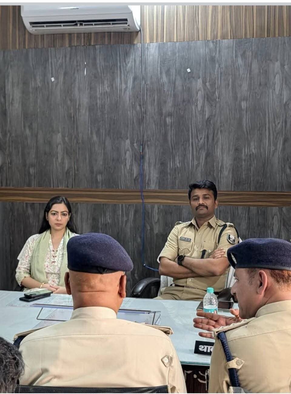 🚔🛡️ दुर्गा पूजा-2026 को लेकर जिला प्रशासन, अरवल पूरी तरह सतर्क एवं मुस्तैद! 🙏
✨ जिलाधिकारी एवं पुलिस अधीक्षक की संयुक्त अध्यक्षता में सुरक्षा एवं विधि-व्यवस्था की विस्तृत समीक्षा, संबंधित पदाधिकारियों को दिए गए आवश्यक दिशा-निर्देश।
📍 अरवल | 19 अक्टूबर 2026
दुर्गा पूजा पर्व को शांतिपूर्ण, सुरक्षित एवं सौहार्दपूर्ण वातावरण में संपन्न कराने के उद्देश्य से आज दिनांक 19.10.2026 को जिला पदाधिकारी, अरवल श्रीमती अमृषा बैंस एवं पुलिस अधीक्षक, अरवल की संयुक्त अध्यक्षता में सुरक्षा एवं विधि-व्यवस्था की विस्तृत समीक्षा की गई।
बैठक के दौरान निम्नलिखित महत्वपूर्ण बिंदुओं पर विशेष चर्चा करते हुए आवश्यक दिशा-निर्देश दिए गए—
🔹 सभी पूजा पंडालों एवं संवेदनशील स्थलों पर सुरक्षा व्यवस्था सुदृढ़ रखना।
🔹 प्रमुख चौक-चौराहों एवं भीड़भाड़ वाले क्षेत्रों में दंडाधिकारियों एवं पुलिस बल की समुचित तैनाती सुनिश्चित करना।
🔹 फ्लैग मार्च एवं नियमित गश्ती के माध्यम से विधि-व्यवस्था पर सतत निगरानी रखना।
🔹 भीड़ प्रबंधन, यातायात व्यवस्था एवं आपातकालीन सेवाओं को लेकर विशेष सतर्कता बरतना।
🔹 सभी संबंधित पदाधिकारियों को आपसी समन्वय के साथ पूरी मुस्तैदी से अपने दायित्वों का निर्वहन करना।
🙏 जिला प्रशासन, अरवल की समस्त जिलेवासियों से अपील—
दुर्गा पूजा का पावन पर्व आपसी भाईचारे, शांति एवं सौहार्द के साथ मनाएँ। किसी भी प्रकार की अफवाहों पर ध्यान न दें तथा प्रशासन का सहयोग करें।
🚨 किसी भी आपातकालीन स्थिति में डायल करें—112
🌸 आप मनाएँ त्योहार सुरक्षित माहौल में, आपकी सुरक्षा के लिए प्रतिबद्ध हैं हम!
🤝 जिला प्रशासन एवं अरवल पुलिस — आपकी सुरक्षा, हमारी सर्वोच्च प्राथमिकता।
#DistrictAdministrationArwal #ArwalPolice #DurgaPuja2026 #SafeArwal #विधि_व्यवस्था #जनसुरक्षा #शांति_एवं_सौहार्द #BiharPolice #Dial112 #Arwal #BiharGovt