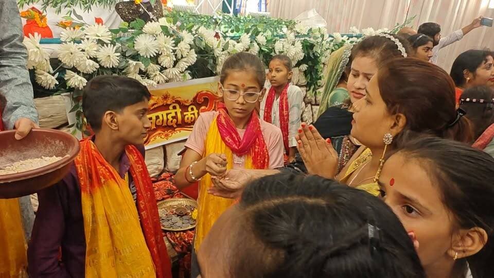 मऊ के राजगद्दी मैदान में मां दुर्गा का भव्य दरबार