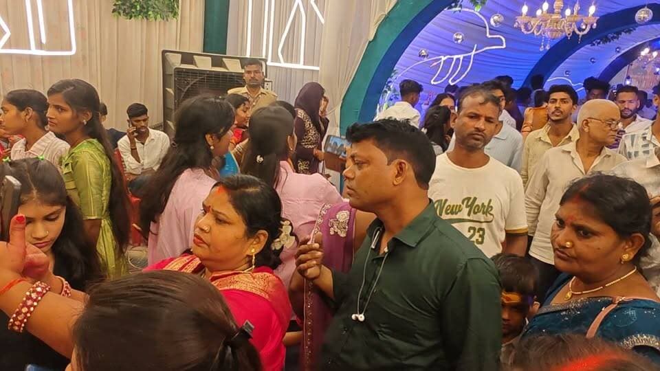 राजगद्दी के मैदान में सजा मां दुर्गा का भव्य पंडाल, देखने उमड़ रहे श्रद्धालु #खबरेंअभीतक #KhabareAbhiTak #मऊ #दुर्गापूजा #मांदुर्गा