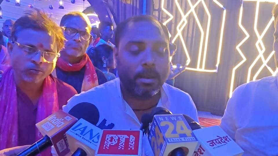 राजगद्दी के मैदान में सजा मां दुर्गा का भव्य पंडाल, आकर्षण का केंद्र बनी मनमोहक सजावट
#खबरेंअभीतक #KhabareAbhiTak #मऊ #दुर्गापूजा #मांदुर्गा
