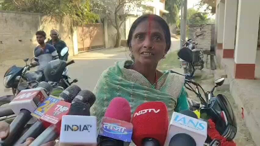 टाइगर श्रॉफ पर फायरिंग मामले में मुंबई पुलिस द्वारा गिरफ्तार बेगूसराय के ऋतिक को लेकर असमंजस है। पुलिस के अनुसार आरोपी पिपरा गांव का रामू महतो का पुत्र है। हालांकि, परिजनों ने हुलिया मिलने के बावजूद तस्वीर देखकर उसे अपना बेटा मानने से इनकार किया है। परिजनों ने बताया कि बेटे का फोन दो दिन से स्विच ऑफ है। हम लोग भी उसे ढूंढ रहे हैं आपलोग भी ढूंढने में मदद कीजिए।