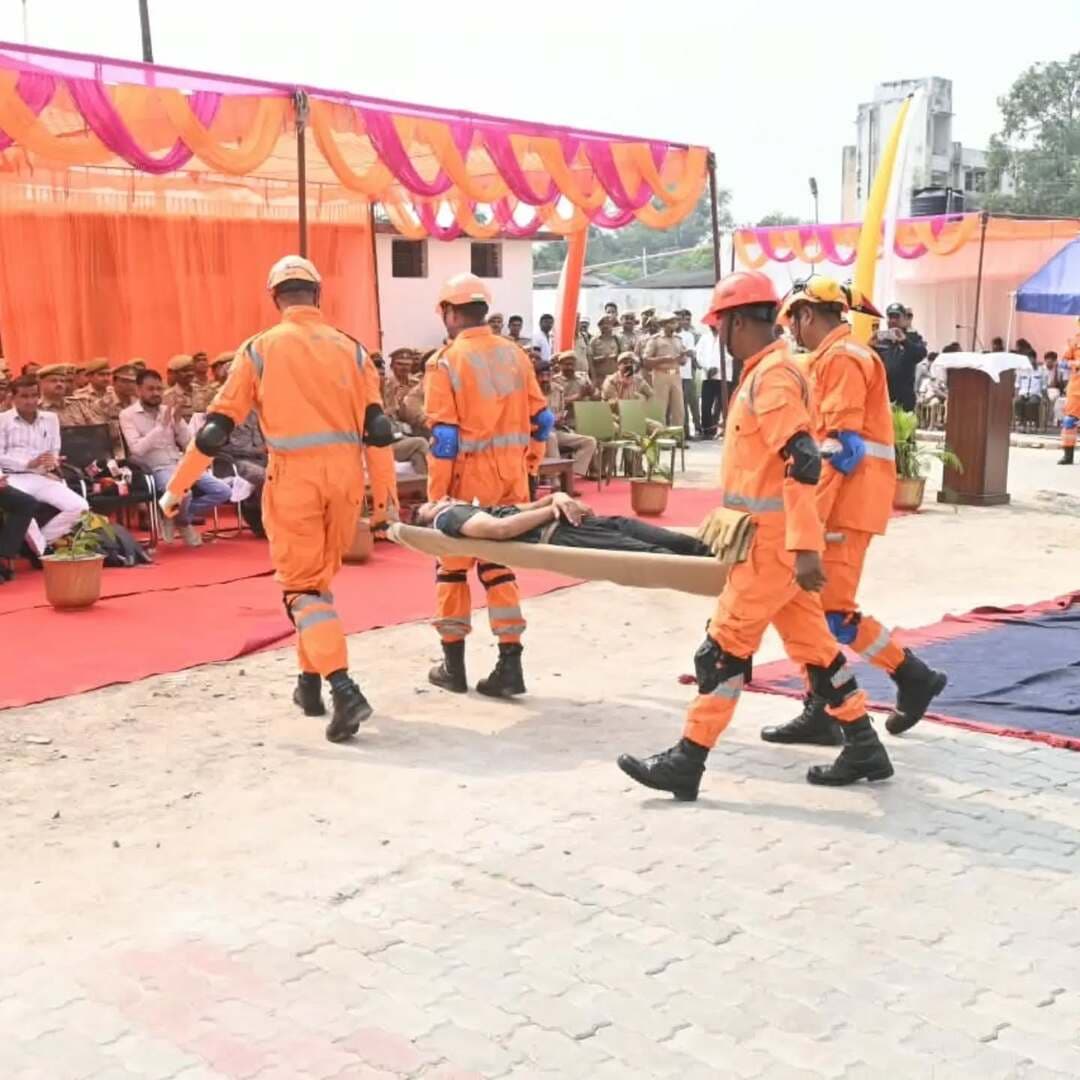 जालौन पुलिस लाइन में संयुक्त आपदा प्रबंधन मॉक ड्रिल, एनडीआरएफ समेत कई विभागों ने किया राहत-बचाव का प्रदर्शन
पुलिस अधीक्षक सुरेश चन्द्र रावत की मौजूदगी में हुआ अभ्यास, घायलों को सुरक्षित निकालने, आग बुझाने और त्वरित उपचार का किया गया पूर्वाभ्यास
उरई (जालौन)। आपातकालीन परिस्थितियों और प्राकृतिक एवं अप्राकृतिक आपदाओं से निपटने की तैयारियों को परखने के लिए पुलिस लाइन उरई में संयुक्त आपदा प्रबंधन मॉक ड्रिल का आयोजन किया गया। पुलिस अधीक्षक जालौन सुरेश चन्द्र रावत की उपस्थिति में एनडीआरएफ, जनपदीय पुलिस, स्वास्थ्य विभाग और अग्निशमन विभाग की टीमों ने राहत एवं बचाव कार्यों का सजीव प्रदर्शन किया।
मॉक ड्रिल के दौरान आपदा की सूचना मिलने पर पुलिस और एनडीआरएफ की टीमों ने मौके पर पहुंचकर घेराबंदी करने तथा मलबे में फंसे लोगों को सुरक्षित बाहर निकालने का अभ्यास किया। वहीं, अग्निशमन विभाग की टीम ने आग लगने की स्थिति में तत्काल कार्रवाई करते हुए आग पर काबू पाने का प्रदर्शन किया।
स्वास्थ्य विभाग और पुलिस की टीमों ने घायलों को मौके पर प्राथमिक उपचार देने, कार्डियक अरेस्ट या सांस रुकने की स्थिति में सीपीआर देने और एंबुलेंस को अस्पताल तक पहुंचाने के लिए ग्रीन कॉरिडोर बनाने का अभ्यास किया। इसके साथ ही भीड़ नियंत्रण, बैरिकेडिंग और रूट डायवर्जन के माध्यम से राहत एवं बचाव वाहनों की निर्बाध आवाजाही सुनिश्चित करने की प्रक्रिया भी प्रदर्शित की गई।
पुलिस अधीक्षक सुरेश चन्द्र रावत ने कहा कि किसी भी आपदा के दौरान शुरुआती कुछ मिनट बेहद महत्वपूर्ण होते हैं। इसे देखते हुए सभी संबंधित विभागों के बीच बेहतर समन्वय स्थापित करना, संसाधनों की कार्यक्षमता परखना और रिस्पॉन्स टाइम कम करना इस मॉक ड्रिल का मुख्य उद्देश्य है, ताकि वास्तविक आपदा के समय कम से कम समय में अधिक से अधिक लोगों की जान बचाई जा सके।
अभ्यास के समापन पर पुलिस अधीक्षक ने सभी टीमों के प्रदर्शन और तत्परता की सराहना करते हुए भविष्य के लिए आवश्यक दिशा-निर्देश दिए।
इस अवसर पर अपर पुलिस अधीक्षक डॉ. ईशान सोनी, एनडीआरएफ के सहायक कमांडेंट, क्षेत्राधिकारी नगर राजीव शर्मा, क्षेत्राधिकारी कालपी राजेश कमल, क्षेत्राधिकारी लाइन सदानंद सहित अग्निशमन विभाग के अधिकारी एवं कर्मचारी मौजूद रहे।