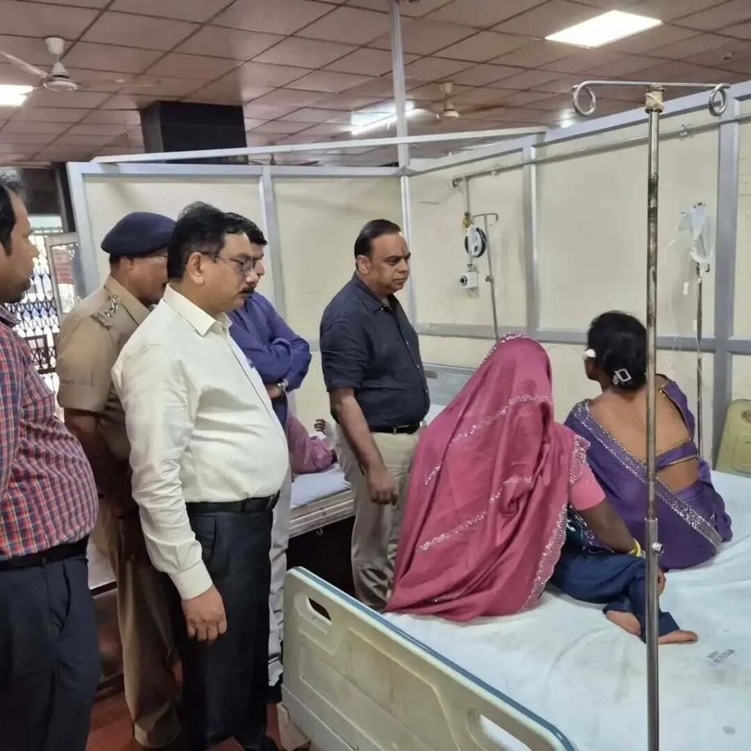 ट्रैक्टर पलटने से घायल श्रद्धालुओं का हाल जानने मेडिकल कॉलेज पहुंचे डीएम, बेहतर उपचार के दिए निर्देश
सभी घायल खतरे से बाहर, विशेषज्ञ चिकित्सकों की निगरानी में चल रहा उपचार, डीएम ने स्वयं मरीजों से की बातचीत, नियमित अपडेट देने के निर्देश
उरई (जालौन)। जनपद में सदूपुरा और कनासी के बीच सोमवार को श्रद्धालुओं से भरा एक ट्रैक्टर अनियंत्रित होकर सड़क किनारे पलट गया। ट्रैक्टर पर करीब 19 से 20 पुरुष, महिलाएं और बच्चे सवार थे, जो ग्राम कैलिया खुर्द से हरदोई की ओर जा रहे थे। नवरात्रि का व्रत पूरा होने के बाद श्रद्धालु जवारे लेकर जा रहे थे। दुर्घटना में कुछ श्रद्धालु घायल हो गए, जिन्हें तत्काल सामुदायिक स्वास्थ्य केंद्र (सीएचसी) कोंच पहुंचाया गया। इनमें से कुछ घायलों को बेहतर उपचार के लिए राजकीय मेडिकल कॉलेज, उरई रेफर किया गया, जबकि अन्य घायलों का उपचार सीएचसी कोंच में किया जा रहा है।
घटना की जानकारी मिलने पर जिलाधिकारी समीर ने राजकीय मेडिकल कॉलेज, उरई पहुंचकर घायल श्रद्धालुओं के उपचार एवं स्वास्थ्य संबंधी व्यवस्थाओं का जायजा लिया। उन्होंने घायलों से स्वयं बातचीत कर उनका हाल जाना और चिकित्सकों से उनकी स्थिति तथा उपचार के संबंध में जानकारी प्राप्त की। जिलाधिकारी ने निर्देश दिए कि सभी घायलों को बेहतर चिकित्सा सुविधा उपलब्ध कराई जाए और उपचार में किसी प्रकार की लापरवाही न बरती जाए।
जिलाधिकारी ने बताया कि दुर्घटना में घायल श्रद्धालुओं को बेहतर उपचार के लिए राजकीय मेडिकल कॉलेज लाया गया है। यहां सीएमओ, मुख्य चिकित्सा अधीक्षक (सीएमएस) सहित नेत्र रोग एवं हड्डी रोग विशेषज्ञ चिकित्सक घायलों के उपचार में लगे हैं। चिकित्सकों से प्राप्त जानकारी के अनुसार, सभी घायल फिलहाल खतरे से बाहर हैं। कुछ लोगों के सिर में चोटें आई हैं, जबकि एक-दो घायलों में फ्रैक्चर की जानकारी मिली है। अन्य को मामूली चोटें आई हैं। सभी घायल होश में हैं और बातचीत कर रहे हैं। जिलाधिकारी ने चिकित्सकों को निर्देशित किया कि घायलों के स्वास्थ्य पर लगातार नजर रखी जाए और आवश्यकता के अनुसार सभी जरूरी चिकित्सा सुविधाएं उपलब्ध कराई जाएं। उन्होंने कहा कि प्रत्येक घायल के उपचार की नियमित निगरानी की जाए तथा मरीजों की स्थिति से उन्हें व्यक्तिगत रूप से समय-समय पर अवगत कराया जाए, ताकि उपचार व्यवस्था में किसी प्रकार की कमी न रहने पाए। जिला प्रशासन की ओर से घायलों को समुचित चिकित्सा सुविधा उपलब्ध कराने और उनके शीघ्र स्वस्थ होने के लिए आवश्यक व्यवस्थाएं सुनिश्चित की जा रही हैं।
