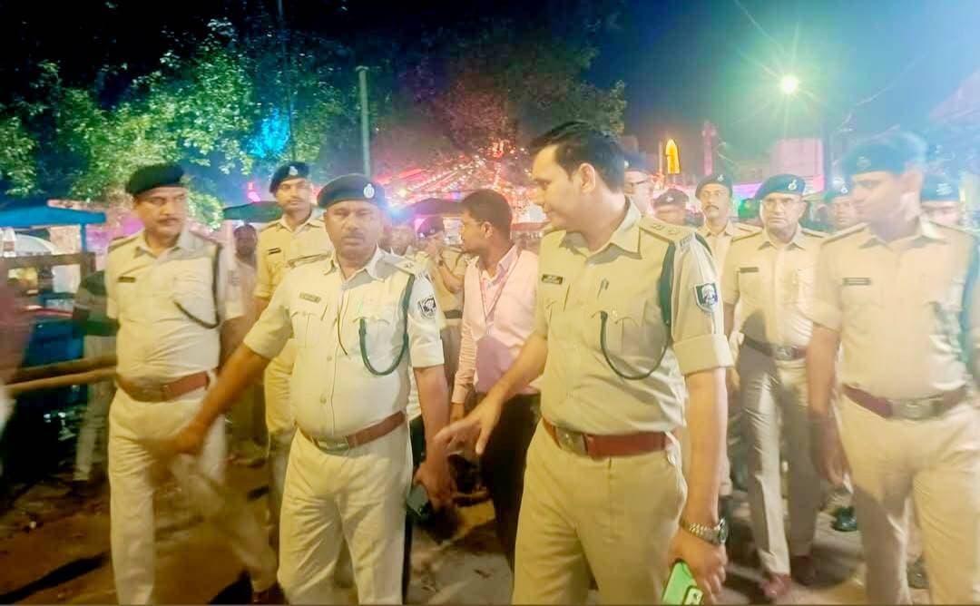किशनगंज जिला अन्तर्गत आज दिनांक- 19.10.2026 को पुलिस कप्तान संतोष कुमार द्वारा बहादुरगंज थाना के दुर्गा पूजा पंडाल का निरीक्षण किया गया। इस दौरान पूजा पंडाल में सुरक्षा व्यवस्था, विधि-व्यवस्था संधारण, श्रद्धालुओं की आवाजाही एवं भीड़ प्रबंधन का जायजा लिया गया। वही निरीक्षण के क्रम में पुलिस कप्तान द्वारा प्रतिनियुक्त पुलिस पदाधिकारियों एवं कर्मियों को पूरी सतर्कता, मुस्तैदी एवं जिम्मेदारी के साथ ड्यूटी का निर्वहन करने तथा श्रद्धालुओं की सुरक्षा सुनिश्चित करने हेतु आवश्यक दिशा-निर्देश दिए गए। साथ ही, पुलिस कप्तान ने दशहरा पर्व के दौरान शांति, सौहार्द एवं विधि-व्यवस्था बनाए रखने के लिए विशेष सतर्कता बरतने का निर्देश दिया गया। #viralreels #viralreelschallenge #vacaciones #viralchallenge #videogames #2026Goals #viajes #newyork #vlog #makeuphack