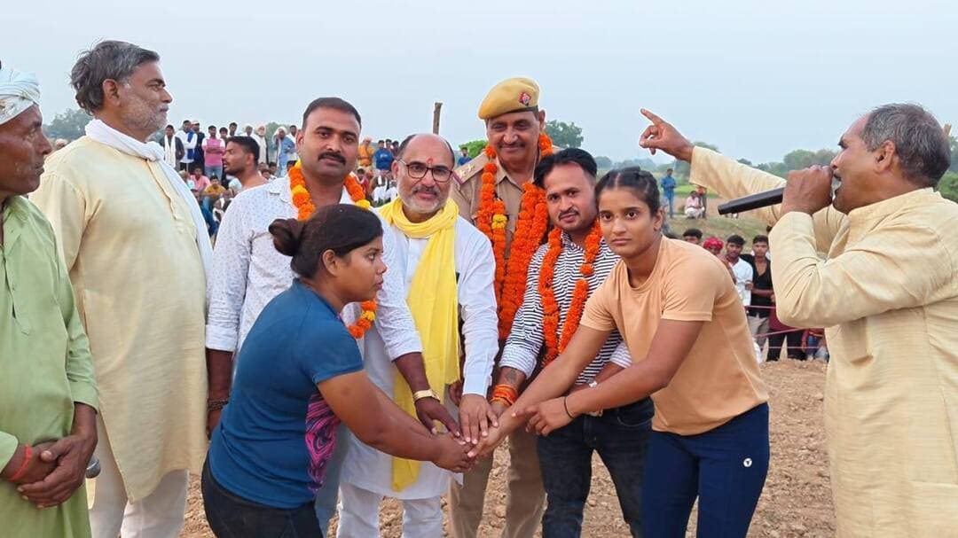 #चित्रकूट पहाड़ी क्षेत्र लोहदा के बालकेश्वरी देवी मंदिर प्रांगण में भाजपा नेता पंण्डित जगदीश प्रसाद गौतम जी के द्वारा आज विशाल दंगल का आयोजन किया गया, जिसमें दिल्ली, राजस्थान, कानपुर सहित तमाम जनपदों की महिला पहलवानो ने भी भाग लिया,
#pablikposte #folowerseveryone #BJPUttarPradesh #viralreelsシ #Chitrakoot