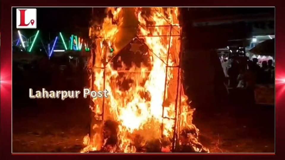 #Sitapur हनुमान जी ने जलाई सोने की लंका, जय श्रीराम के जयकारों से गूंजा रामलीला मैदान।