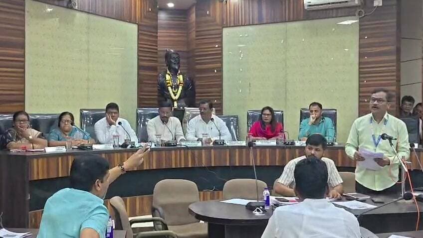 कुडाळ: सिंधुदुर्ग जिल्हा परिषदेत निधीवाटपावर जोरदार वाद; विरोधकांचा सभात्याग