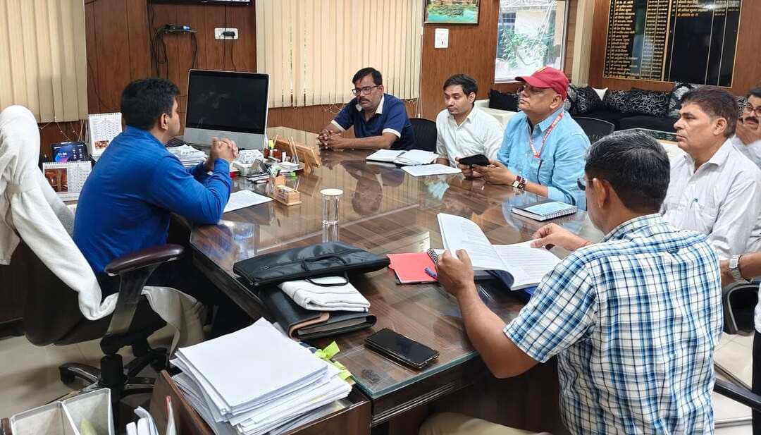 पंचायती राज चुनाव-2026: तृतीय चरण की नामांकन प्रक्रिया 19 अक्टूबर से हुई शुरू
धौलपुर, 19 अक्टूबर। पंचायती राज संस्थाओं के आम चुनाव-2026 के तहत जिला परिषद एवं जिले की तीन पंचायत समितियों के सदस्यों के निर्वाचन के लिए तृतीय चरण की नामांकन प्रक्रिया 19 अक्टूबर सोमवार को शुरू हुई। इस चरण में पंचायत समिति धौलपुर, बाड़ी एवं सैंपऊ के सदस्य पदों के लिए नामांकन पत्र प्रस्तुत किए जाएंगे।
जिला निर्वाचन अधिकारी एवं कलेक्टर श्रीनिधि बी टी बताया कि तृतीय चरण के तहत जिले की तीन पंचायत समितियों धौलपुर, बाड़ी एवं सैंपऊ की कुल 126 ग्राम पंचायतों, 425 बूथों, 17 जिला परिषद वार्डों, 79 पंचायत समिति वार्डों एवं 1320 ग्राम पंचायत वार्डों में मतदान किया जाएगा।
उन्होंने बताया कि उक्त पंचायत समितियों के लिए नियम 58 के अंतर्गत निर्वाचन की लोकसूचना 19 अक्टूबर 2026 सोमवार को जारी की गई। नाम निर्देशन पत्र प्रस्तुत करने की अंतिम तिथि 23 अक्टूबर 2026, शुक्रवार को अपराह्न 3 बजे तक निर्धारित की गई है। सार्वजनिक अवकाश को छोड़कर नाम निर्देशन पत्र प्रातः 11 बजे से अपराह्न 3 बजे तक प्रस्तुत किए जा सकेंगे। नाम निर्देशन पत्रों की संवीक्षा 24 अक्टूबर 2026 शनिवार को प्रातः 11 बजे से होगी। नाम वापसी की अंतिम तिथि 26 अक्टूबर 2026 सोमवार को अपराह्न 3 बजे तक निर्धारित की गई है। इसी दिन नाम वापसी का समय समाप्त होने के तुरंत पश्चात चुनाव प्रतीकों का आवंटन एवं चुनाव लड़ने वाले अभ्यर्थियों की सूची का प्रकाशन किया जाएगा।