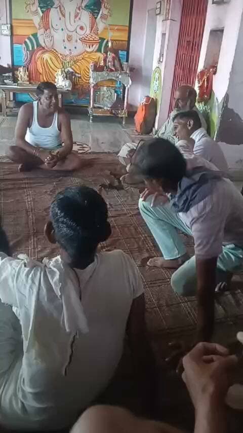 छबड़ा के तुर्कीपाड़ा गांव में निर्विरोध वार्डपंच बनाने के लिए मंदिर पर बोली लगवाई। तुर्कीपाड़ा का फूलसिंह मीणा जो अपने चाचा के लड़के रविन्द्र के साथ खुद के शराब पीकर मंदिर पर जाने और रविन्द्र ने खुद के नाम से वार्डपंच की बोली 95000 रुपये लगाने का आरोप लगाया है।।
साथ ही तुरंत ही बोली खत्म करवाई और गांववालों ने रविन्द्र को माला पहना कर वार्ड पंच बना दिया। तो फूलसिंह ने दूसरे दिन से ही गांव वालों से कहा कि मेंबर में बनूँगा। जबकि गांव की सहमति थी कि जिसने बोली लगाई वो ही मेंबर बनेगा। अब पैसे फूलसिंह ने दिये थे तो बोली के पैसे वापस लेने के लिए रोज-रोज गांव की कमेटी के चक्कर काटने लगा। फिर गाँव वालों ने भी उसकी नीचता को देखते हुए जिस मंदिर पर भगवान के नाम से पैसे दिए गांव वालों ने उसी मंदिर पर बिठा के वीडियो बना कर पैसे वापस कर दिए। यह 7 साल से पंचायत का सरपंच बनने के फिराक में बताया जा रहा है।
देखें विडियो....
#पंचायतराजचुनाव #बारां #dcdmbaran #ElectionCommissionOfIndia #chhabra #CMO