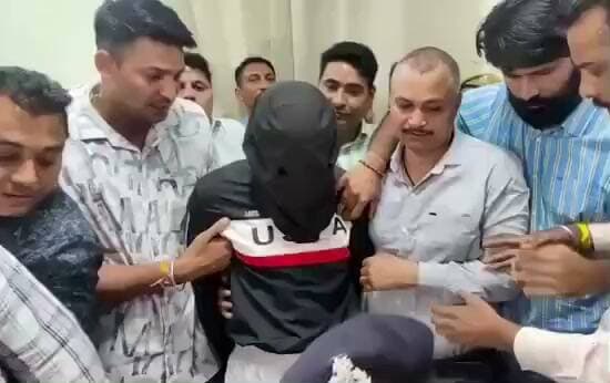 टाइगर श्रॉफ पर फायरिंग करने वाले तीन आरोपी कोटा से पकड़े l तीनों को ले जाया जा रहा है कोटा से मुम्बई।।
#kotapolice #kotasp #kota #TigerShraf #crime #mumbai