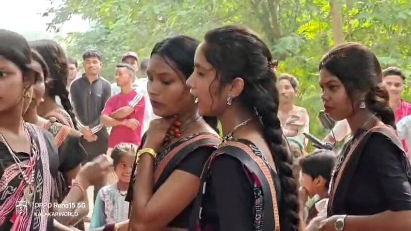 ନୂଆପଡା: ନୂଆପଡାରେ ଡାଲଖାଇ ନୃତ୍ୟରେ ଝୁମିଲେ କୁଆଁରୀ କନ୍ୟା, ଭିଡିଓ ଭାଇରାଲ