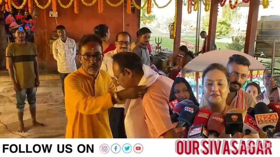 শিৱসাগৰৰ ঐতিহাসিক দেৱী দ'লৰ পূজাত ধৰ্মীয় সম্প্ৰীতিৰ নিদৰ্শন:এসময়ত দেৱী দ'লত নেগেৰা ঢাক বজোৱা দৌল্লা পৰিয়ালক মহাষ্টমীৰ প্ৰসাদ প্ৰদান….